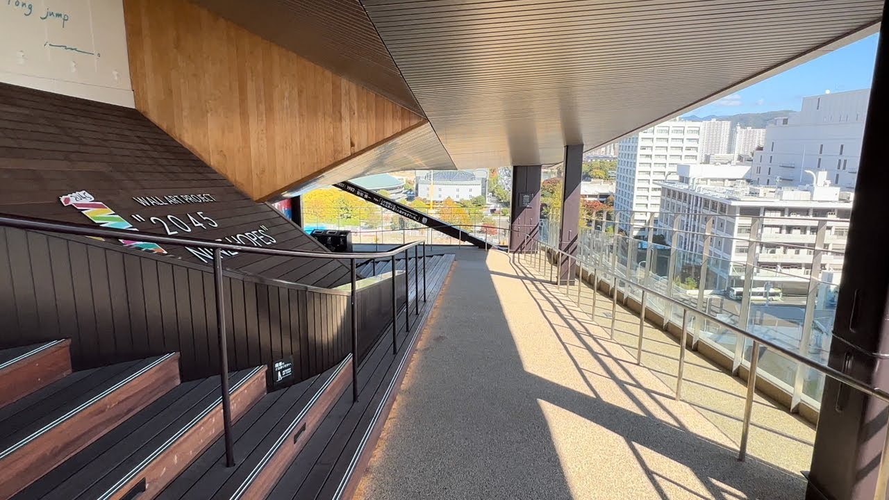 東側增建的螺旋坡道，取代了原有的塔式停車場，成為建築另一引人注目的焦點，令人玩味的是，設計者將原本枯燥的避難設施——溜滑梯，融入日常動線之中