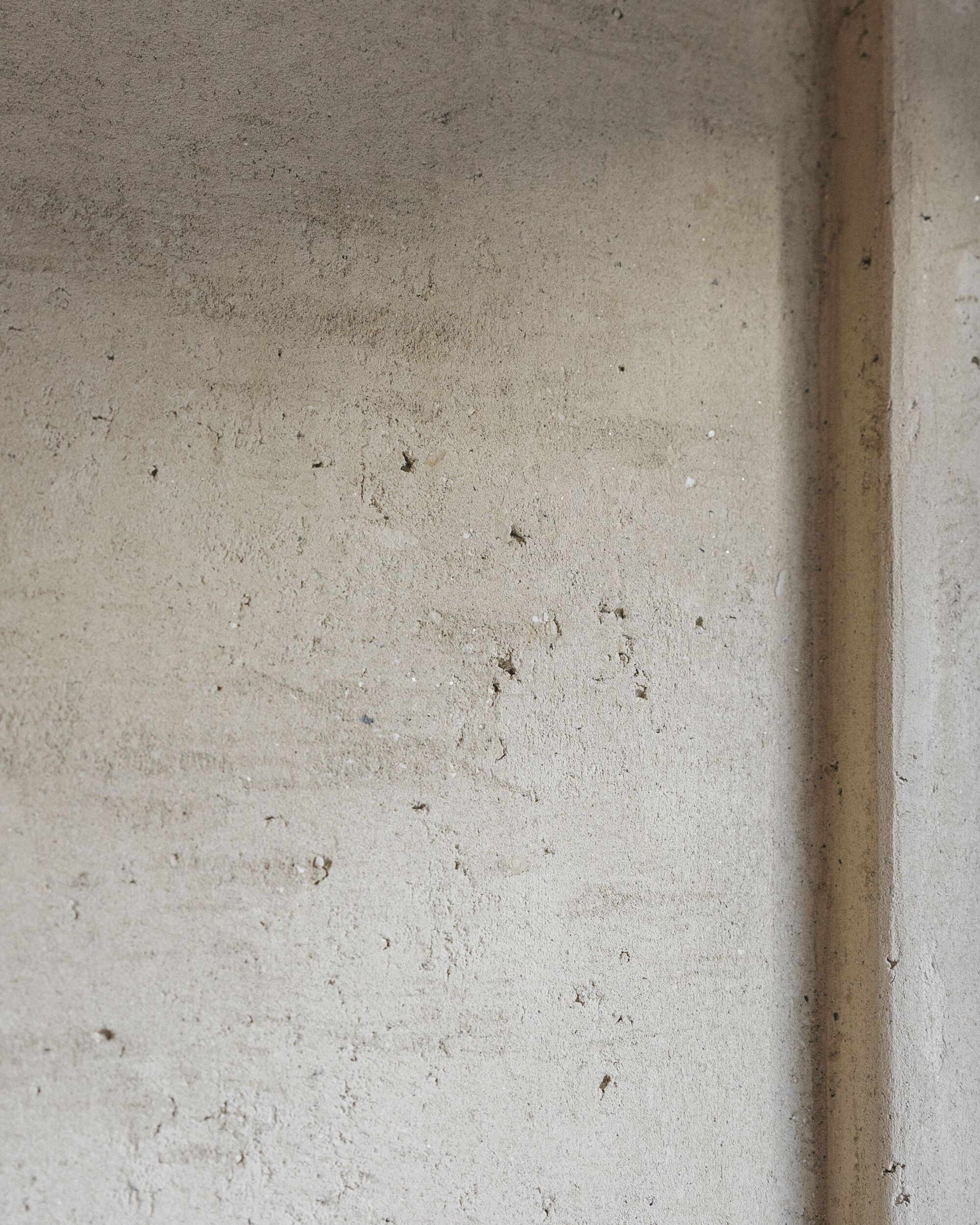 Mosca Bianca Ceramic Workshop 室內設計 義大利 帕多瓦 Padua Italy Atelier Architettura Chinello Morandi 牆壁與天花板的材質,選用了夯土(rammed-earth)