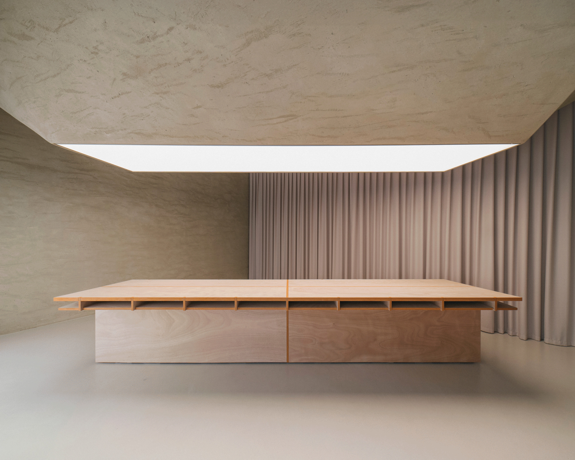 Mosca Bianca Ceramic Workshop 室內設計 義大利 帕多瓦 Padua Italy Atelier Architettura Chinello Morandi 莊嚴的天頂光束,扮演著關鍵的導演角色,不僅照亮了作品的細節,更為整個空間定調,營造出光影流轉、引人沉思的氛圍