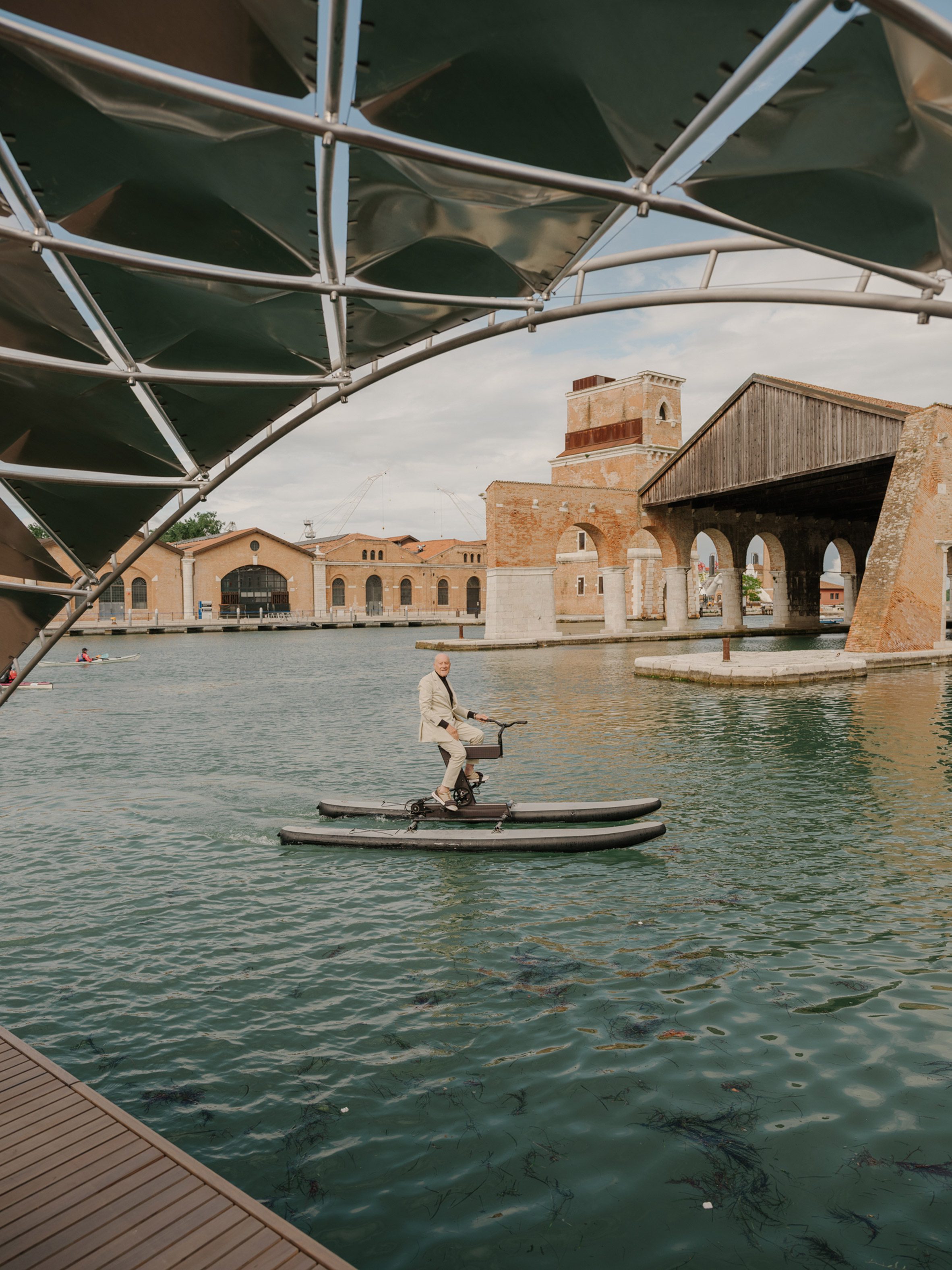 英國建築大師 Norman Foster 騎著 Schiller Water Bikes 水上自行車