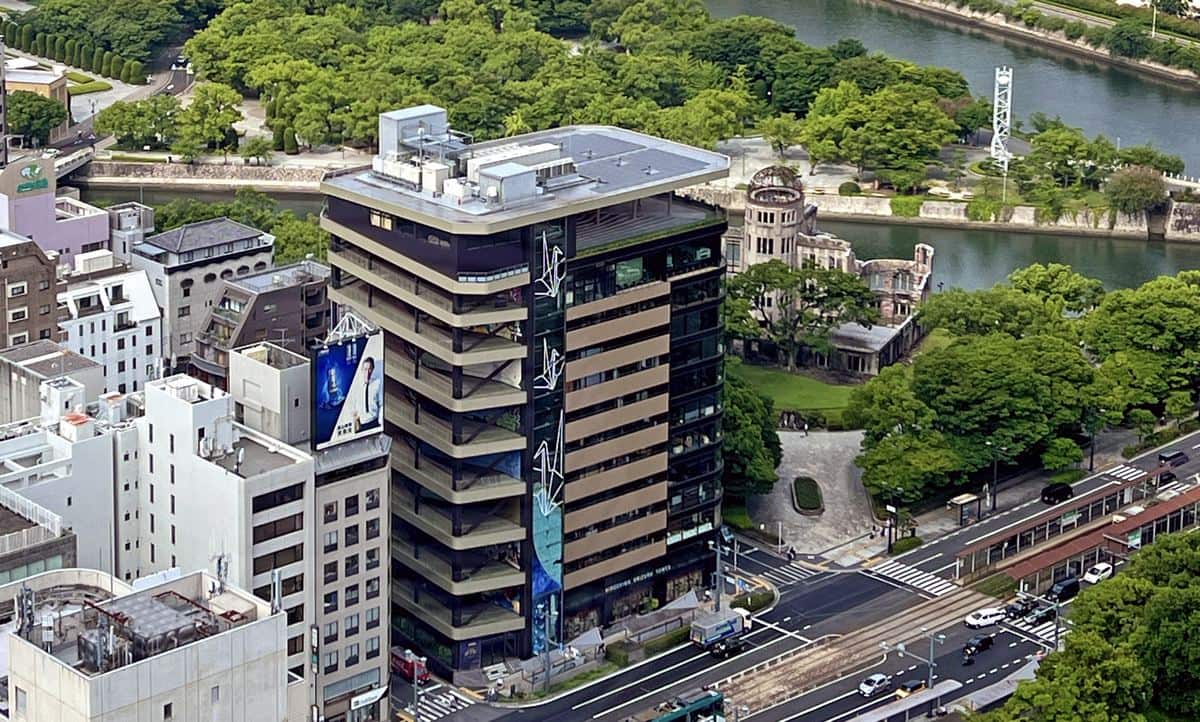 座落於廣島市核心地帶,與承載沉重歷史記憶的原爆圓頂(原爆ドーム)僅咫尺之遙的「おりづるタワー」(Orizuru Tower、紙鶴塔、折鶴塔)