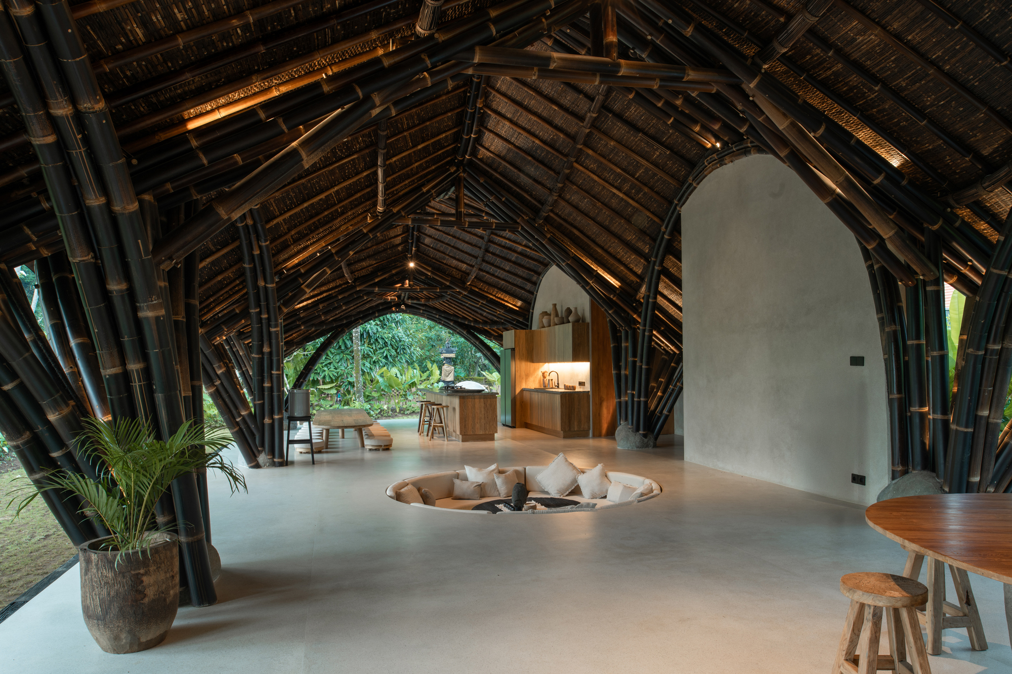 印尼度假勝地峇里島烏布 Ubud Bali 辦公室 竹構 bamboo structure Studio Lodtunduh Pablo Luna Studio