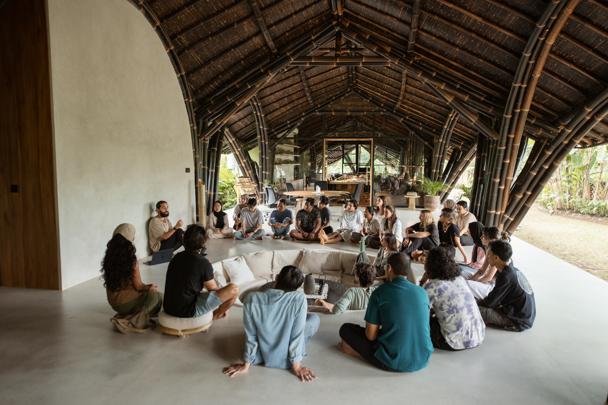 印尼度假勝地峇里島烏布 Ubud Bali 辦公室 竹構 bamboo structure Studio Lodtunduh Pablo Luna Studio 下沉式的休憩廊區,被暱稱為「禪中心」(Zen Center),可作為內部簡報、反思性聚會,或是個人靜心片刻的絕佳場所,為繁忙的工作節奏帶來喘息的空間