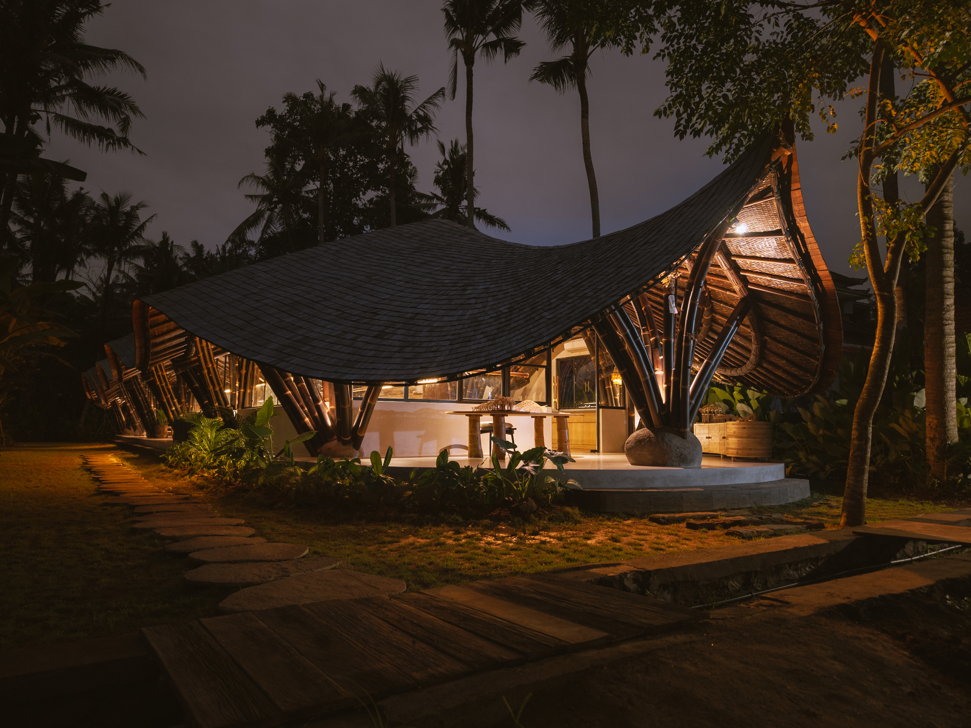 印尼度假勝地峇里島烏布 Ubud Bali 辦公室 竹構 bamboo structure Studio Lodtunduh Pablo Luna Studio