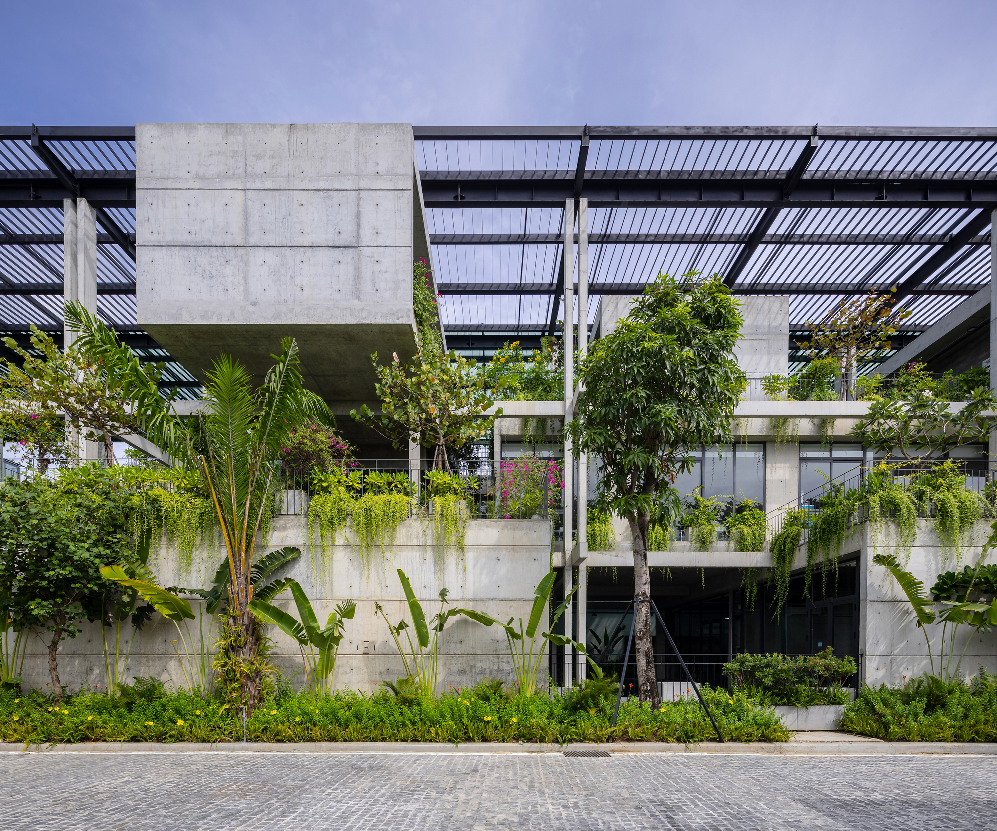 Ho Khue Architects 團隊透過工作流程調研與氣候調適分析,從通風、採光與動線多面向提出重構策略,希望在工業節奏中注入人文關懷,讓基地重獲生機與新視野