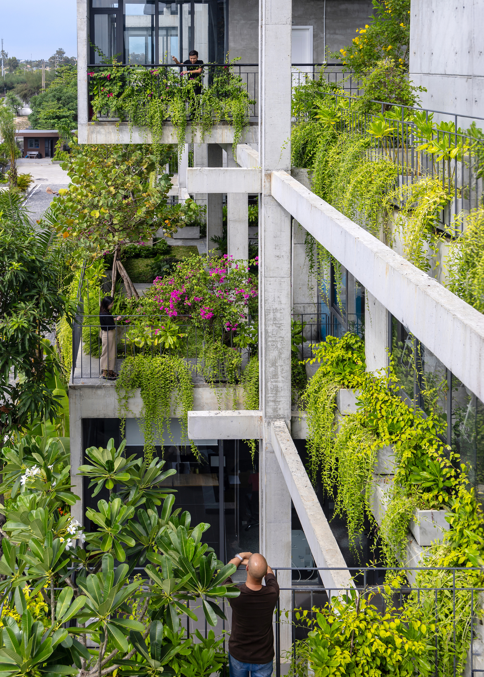 Textile Factory Office 紡織工廠辦公大樓 峴港 越南廠辦 Ho Khue Architects 預鑄梁柱表面採刷毛工藝，保留混凝土肌理，並與木構元素對比，強調原始材料感，同時兼顧耐候與維護便捷