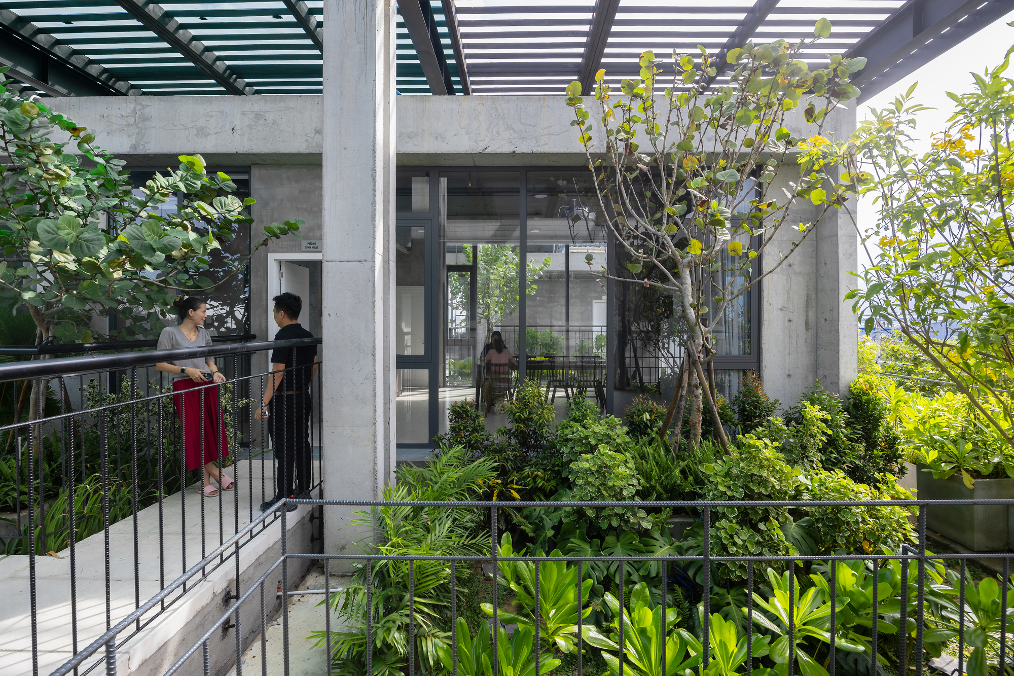 將工廠辦公從單純工作站轉化為多元社群場域，開放部分公共廊廳作為展演與講座場地，促成與當地設計師、工藝師的跨界互動；屋頂綠化平台則成為週末農作與文化工作坊空間，深化產業與社區連結。透過當代詮釋工藝脈絡，Textile Factory Office 成為城市發展的新里程碑，為全球製造業辦公設計注入思維啟示