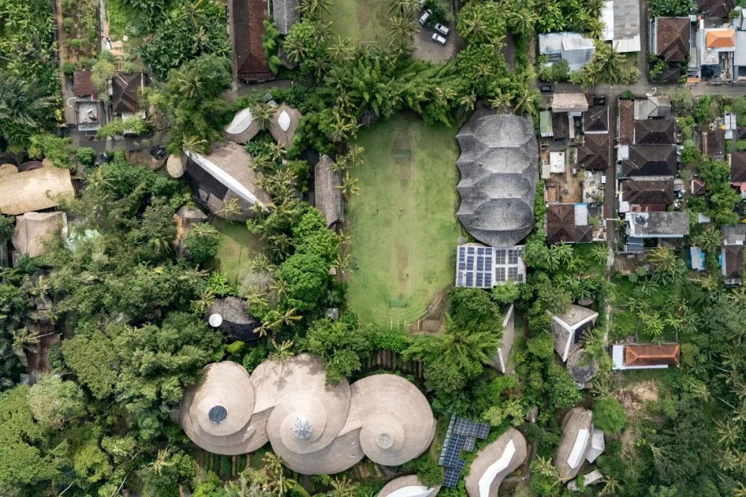 座落於印尼峇里島綠色學校(Green School)校園內的「綠色校園之拱」(The Arc at Green School),是由設計團隊IBUKU與創辦人Elora Hardy,利用原先一座臨時體育館的既有基礎,重新構思而成的新建社區健康中心