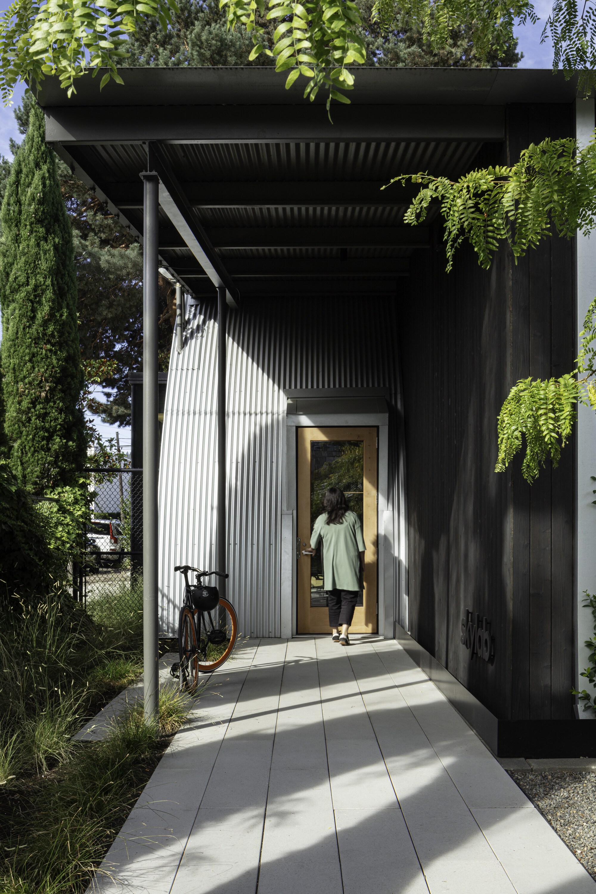 Skylab Headquarters + SkylabSHOP / Skylab Architecture 美國舊工業建築改造 辦公室 - Exterior Photography, Garden