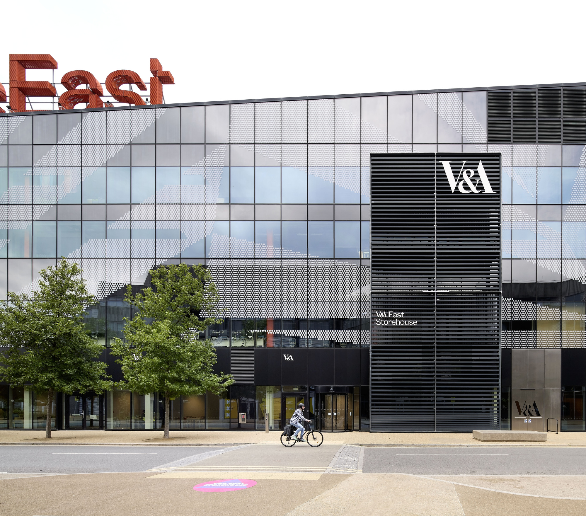 「V&A東館庫房」 (V&A East Storehouse) 於2025年5月31日首度向公眾敞開大門,「V&A東館庫房」是維多利亞和阿爾伯特博物館的分館,位於倫敦斯特拉特福的伊莉莎白女王奧林匹克公園 (Queen Elizabeth Olympic Park) 心臟地帶