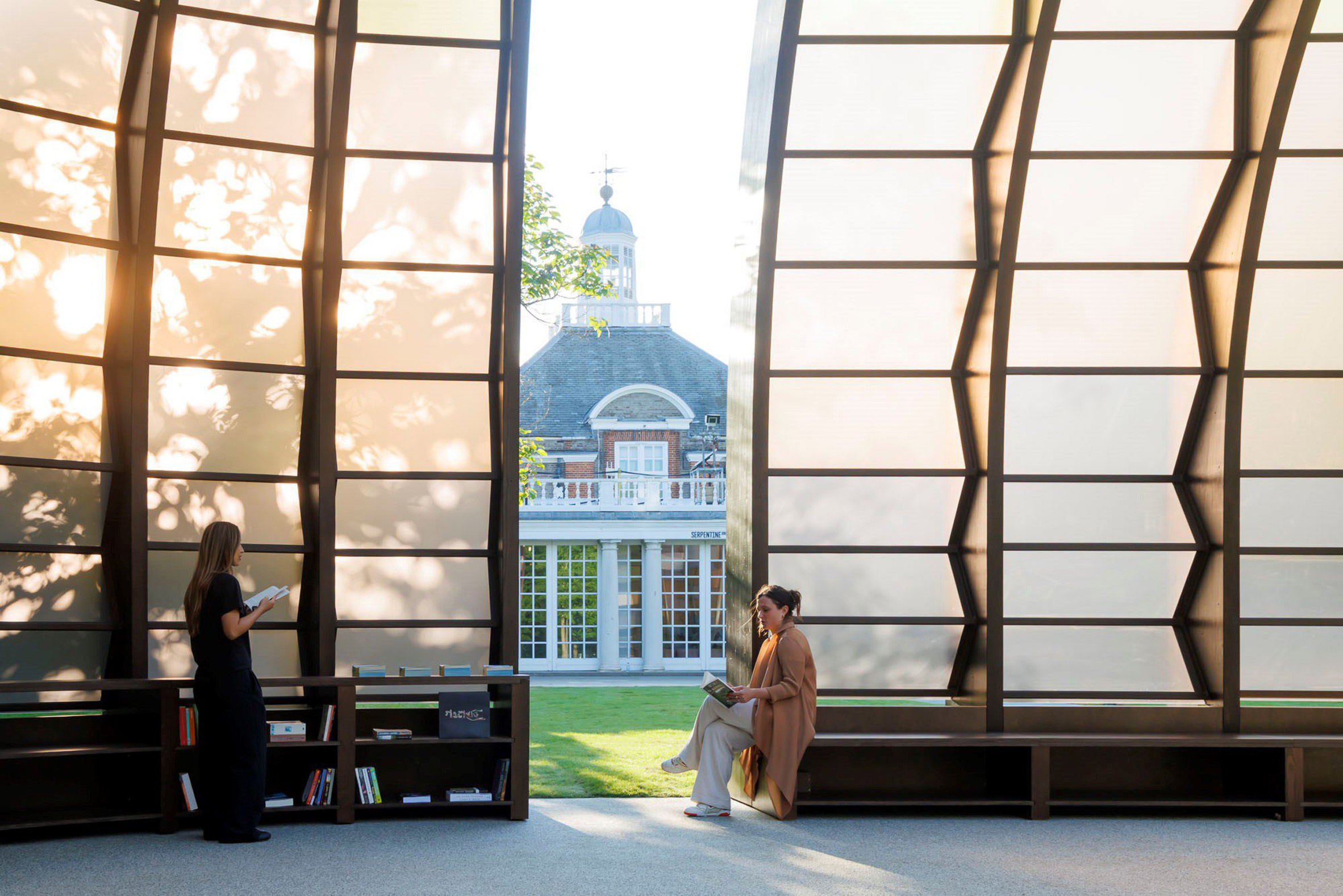 2025年蛇形藝廊展亭(Serpentine Pavilion),名為「時間膠囊」(A Capsule in Time),日後將做為圖書館