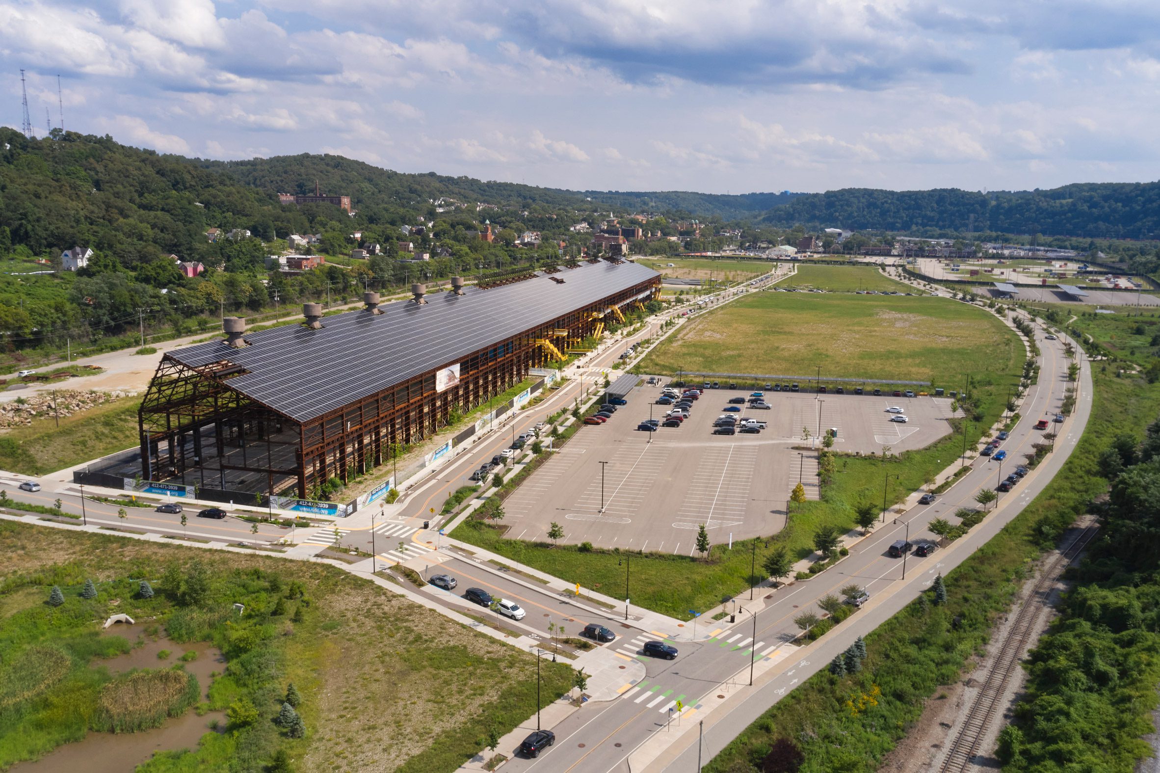 MSR Design 匹茲堡 Pittsburgh Mill 19 Mill 19 坐落於匹茲堡最大的河濱開發計畫 Hazelwood Green 的中心地帶，這個區域過去曾是匹茲堡鋼鐵公司「Pittsburgh J&L Steel Company」的廠址，如今已蛻變為一個環保的先進製造研究中心