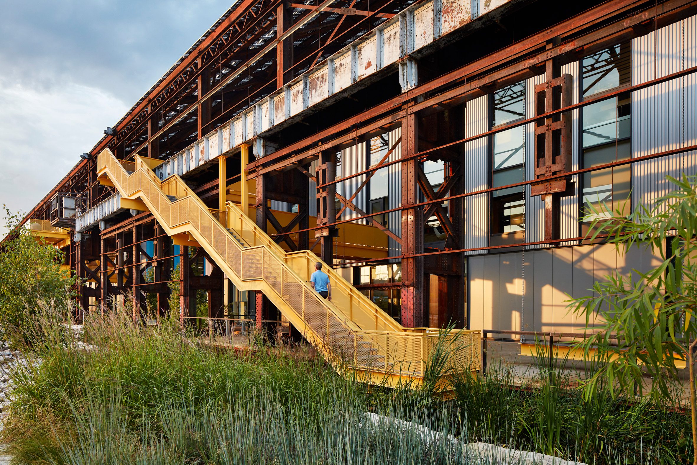 MSR Design 匹茲堡 Pittsburgh Mill 19 景觀設計團隊精心挑選了具有韌性的原生植物,這些植物能夠承受惡劣的天氣條件,並減輕雨水徑流對環境的影響。野生花園中種植了漆樹、刺槐、柳樹、顫楊、蕨類植物和莎草等植物,展現了後工業景觀的狂野和堅韌特質