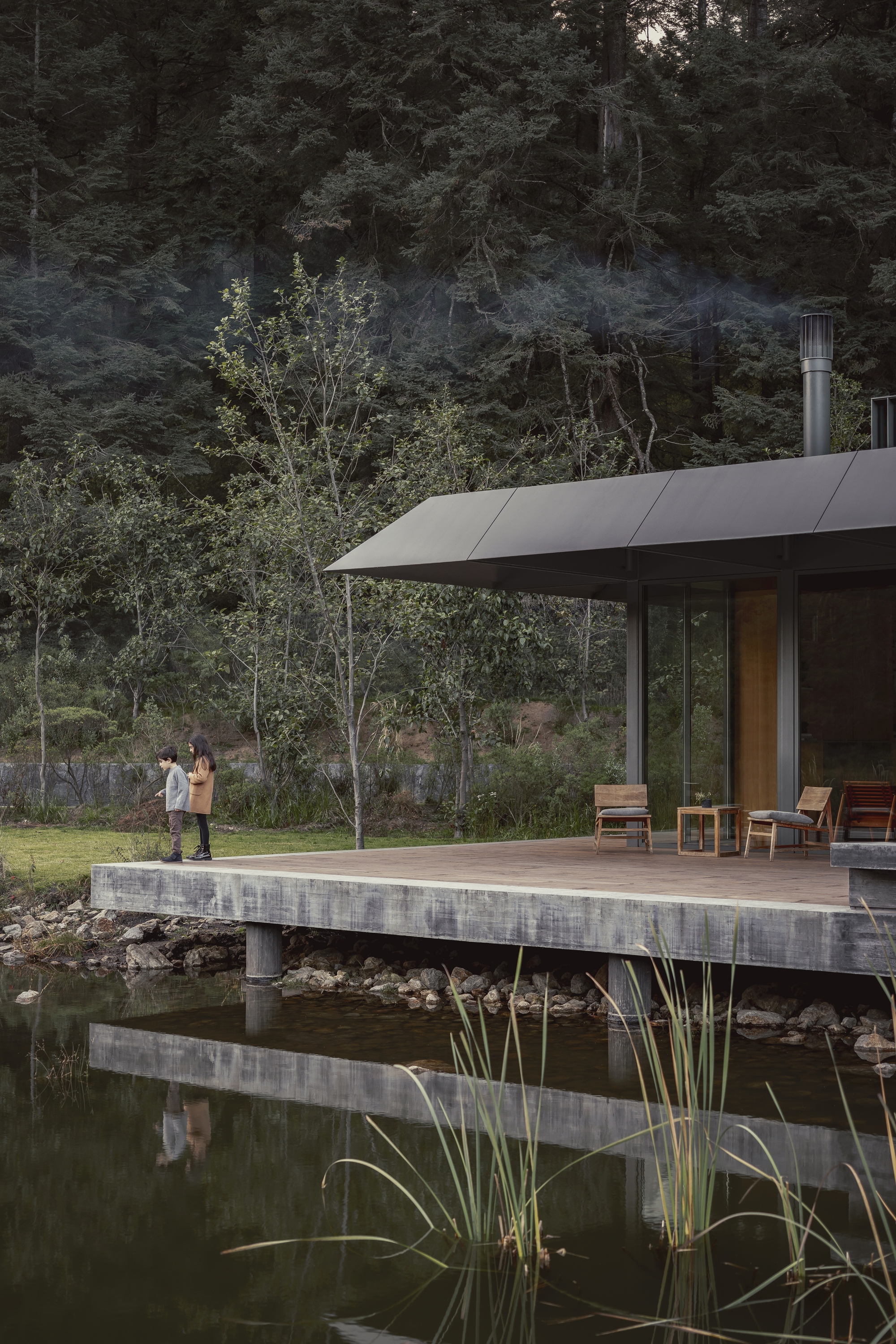 在繁華喧囂的墨西哥城巨型都會圈旁，聖塔菲保護區（Reserva Santa Fe）提供一處珍貴的喘息之地。HEMAA建築事務所的作品Pabellon de la Reserva（Pavilion of the Reserve），便是在此地景中對一種平衡生活方式的具象化明證