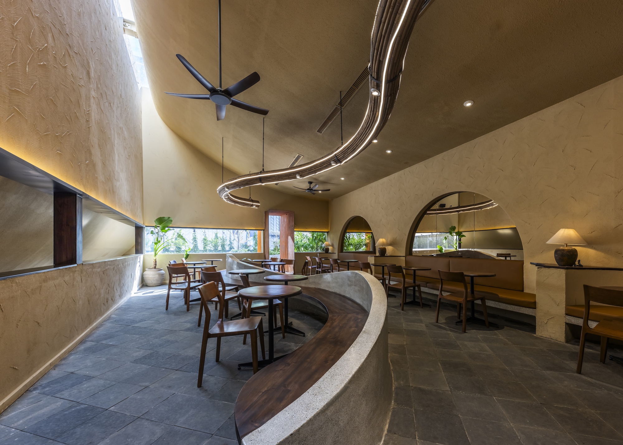 設計運用狹縫窗與細長天井調控自然光進入的角度與強度，讓室內光線猶如傾注的水流，在不同時段演奏出不同的明暗韻律