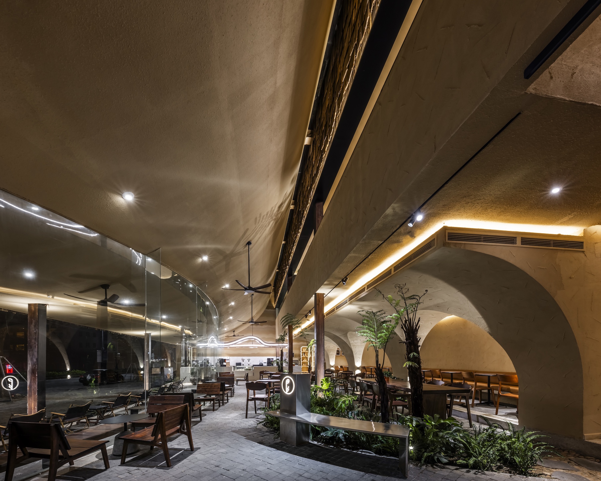 在Phe La的空間構成中，光線是第一位主角。設計者運用狹縫窗與細長天井調控自然光進入的角度與強度，讓室內光線猶如傾注的水流，在不同時段演奏出不同的明暗韻律