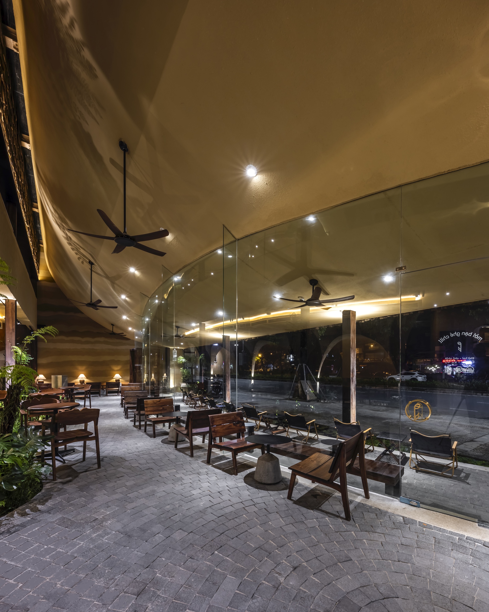 Phe La的質感體驗來自對原始建材的仔細篩選與搭配。地面舖設來自Thanh Hoa地區的石材，行走時的冰涼觸感與周圍熱帶氣候形成鮮明對比。牆體使用壓製土塊，表面色澤隨濕度變化而改變，成為反映環境的即時介面