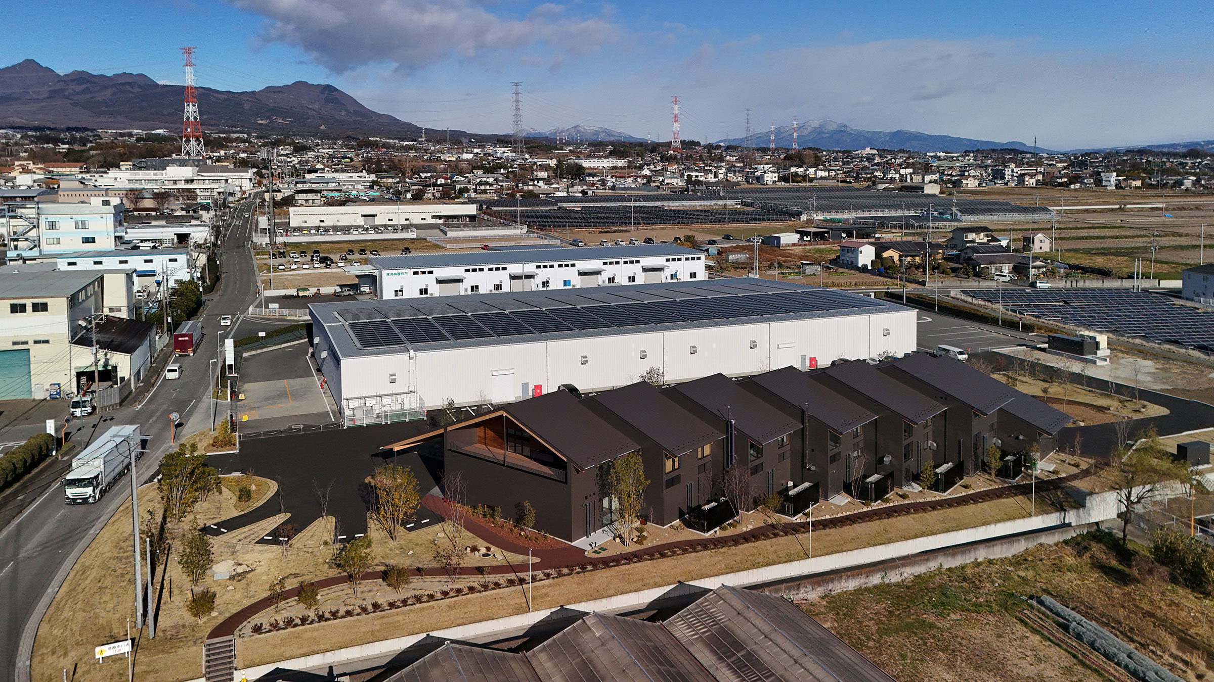 屋頂並非呆板排列，而是採用了日本傳統建築中精妙的雁行配置，使屋脊之間自然形成縫隙，讓天光得以恣意灑落室內