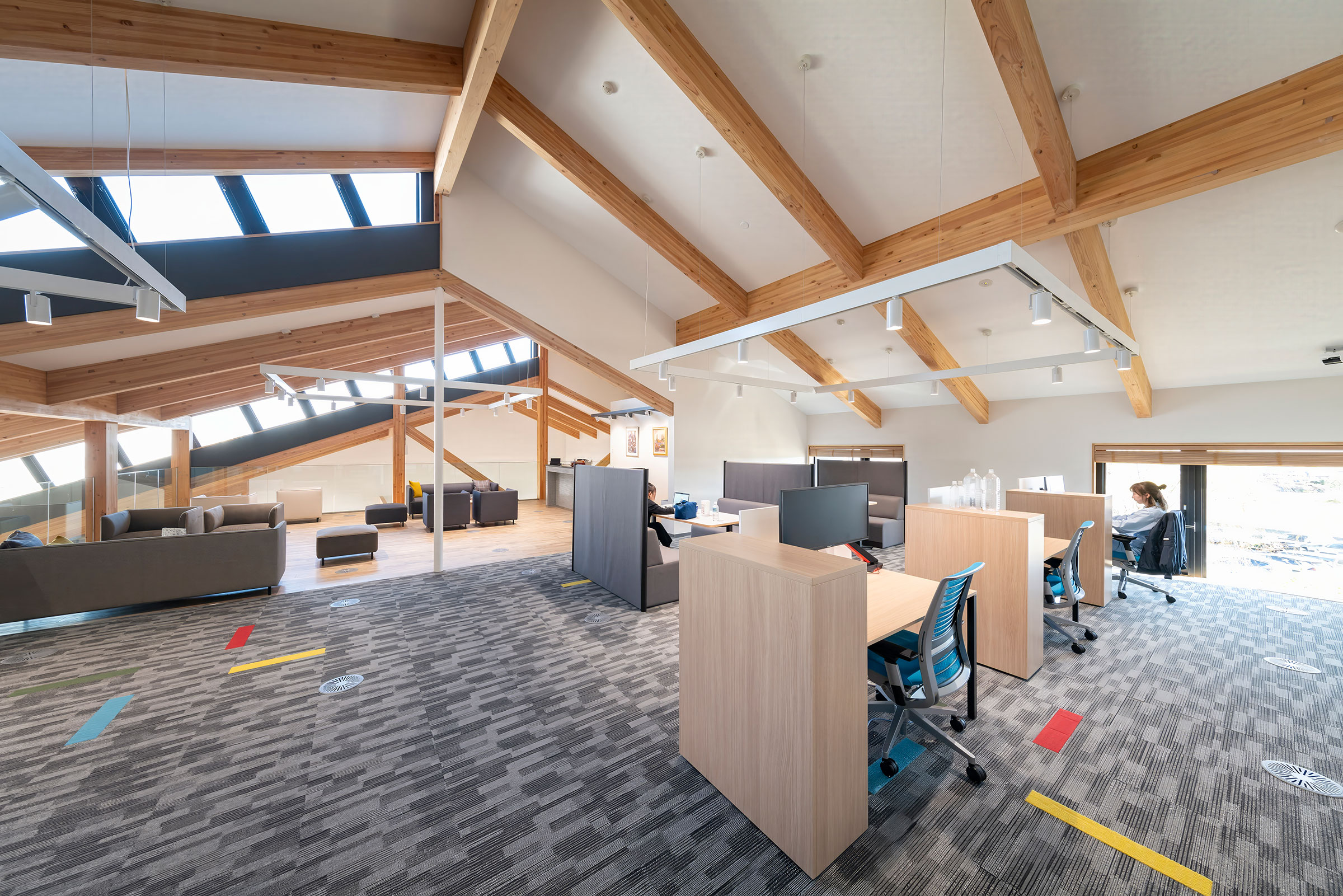 建築採用雁行配置的設計手法，模擬榛名山連綿起伏的山脈線條，同時在屋根間隙引入自然光線，創造出明亮且綠意盎然的室內環境