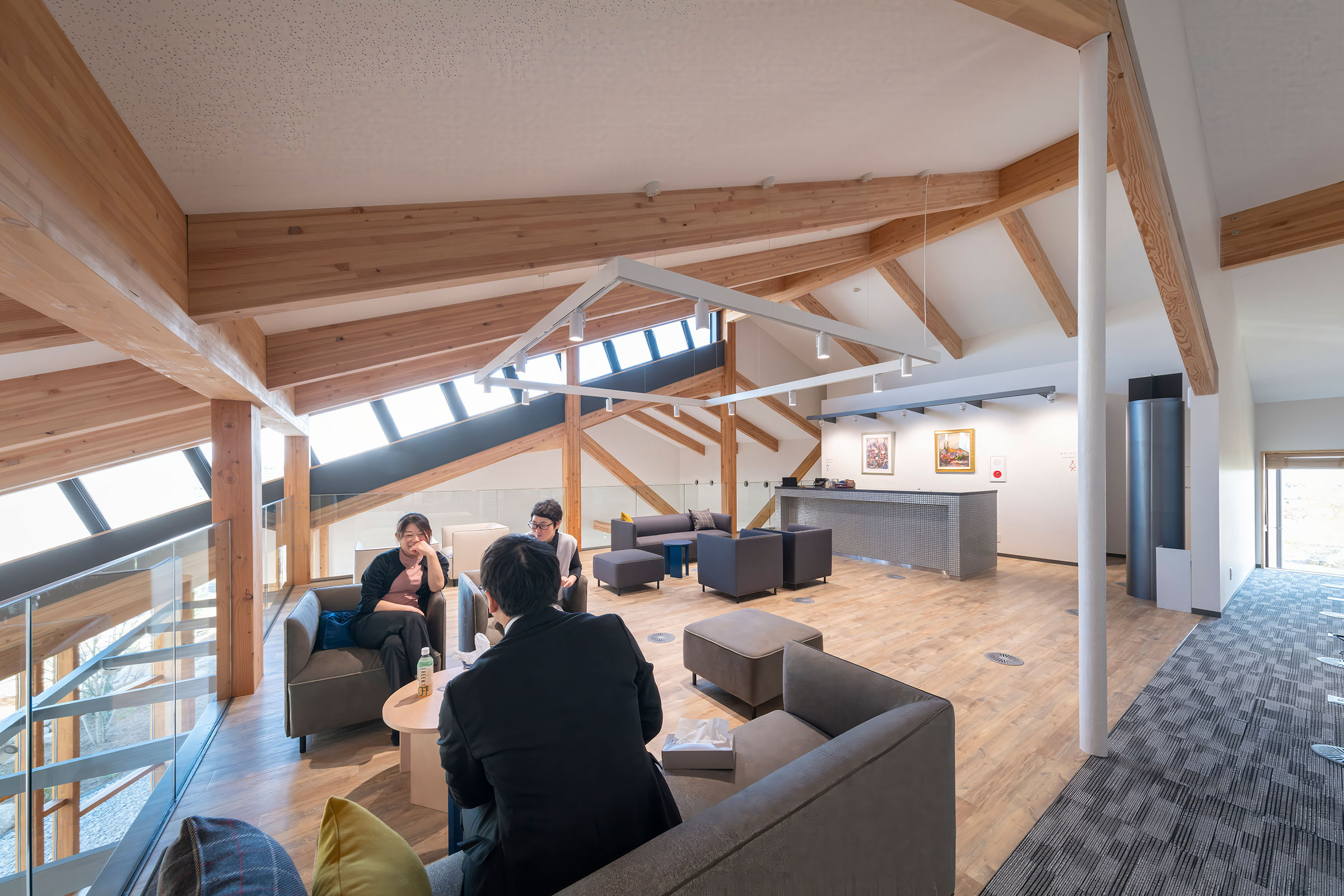 Haruna Beverage 佐藤尚巳 日本群馬県高崎市 ハルナイノベーションセンター 辦公室 木構系統結合高隔熱性的屋頂與外牆設計，搭配地板吹出的居住域空調系統，不僅提升室內舒適度，也大幅降低了能源消耗。自然採光的大量運用，減少了人工照明的依賴，進一步降低建築碳足跡