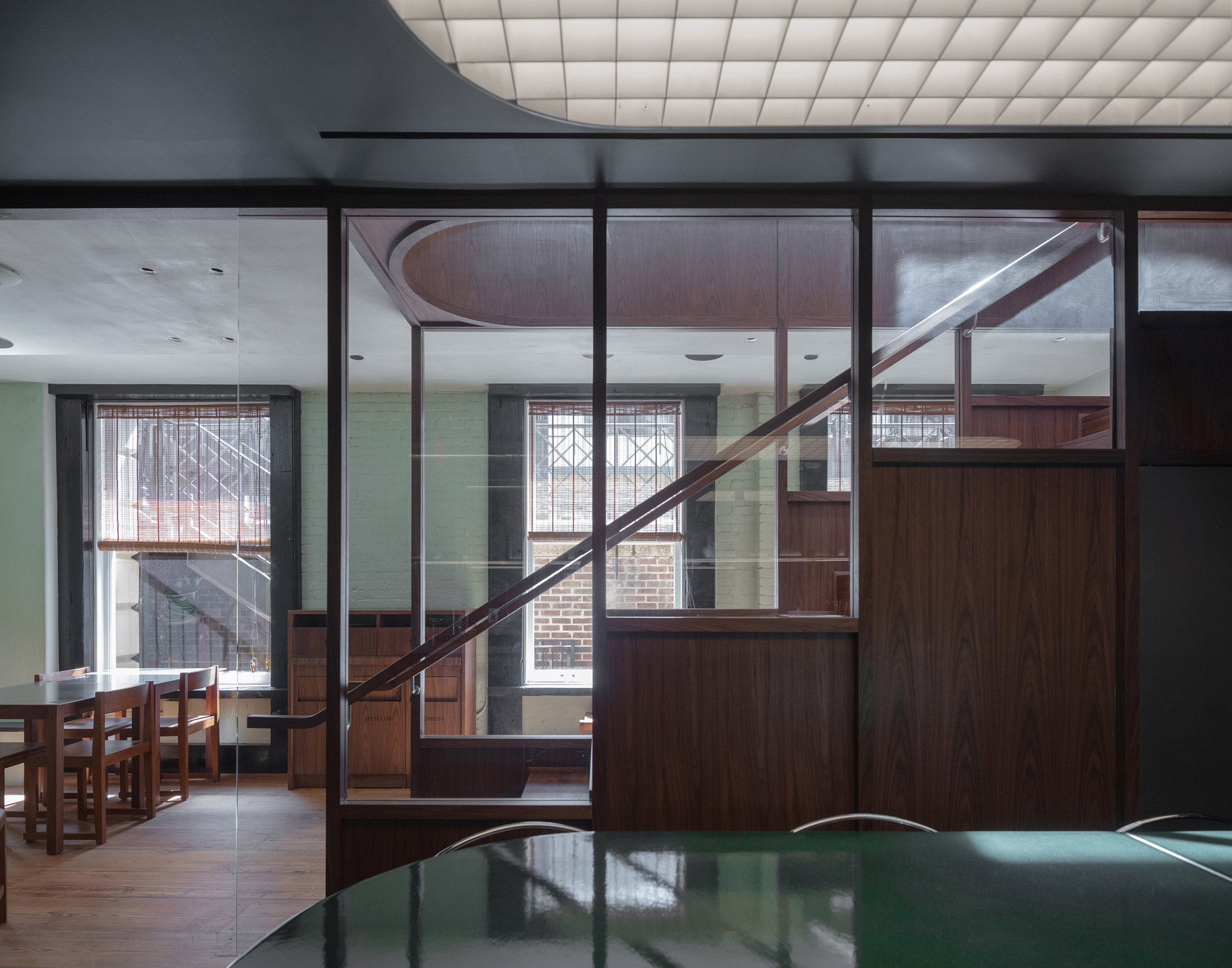 空間牆面，鋪上帶有淡綠色澤的特殊陶土，視覺上給人一種安穩踏實之感。選用這種材質，意在捕捉抹茶粉末那種既絲滑又帶點神祕的質地