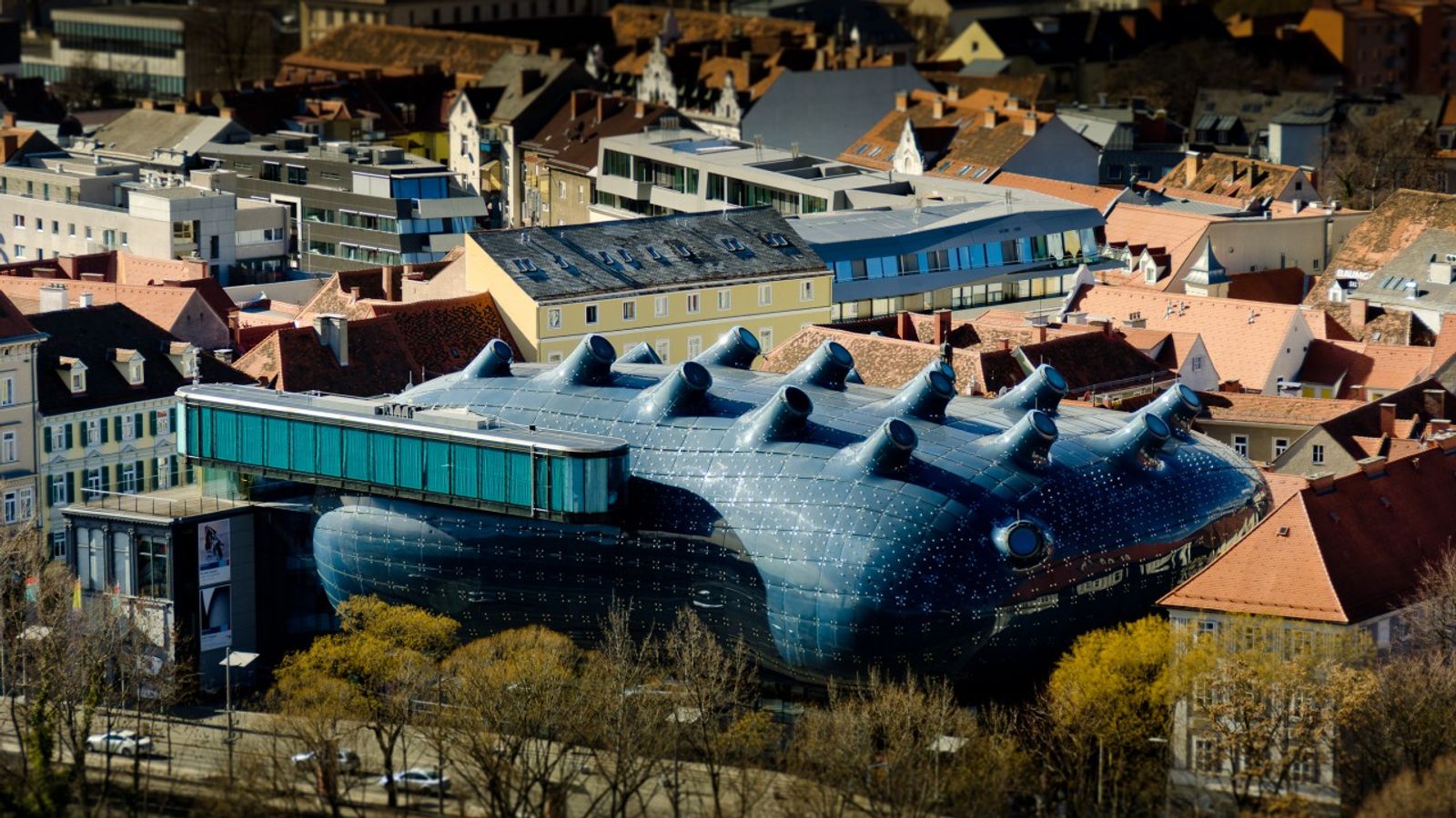 Peter Cook 與 Colin Fournier 合作設計的奧地利格拉茲美術館（Kunsthaus Graz）