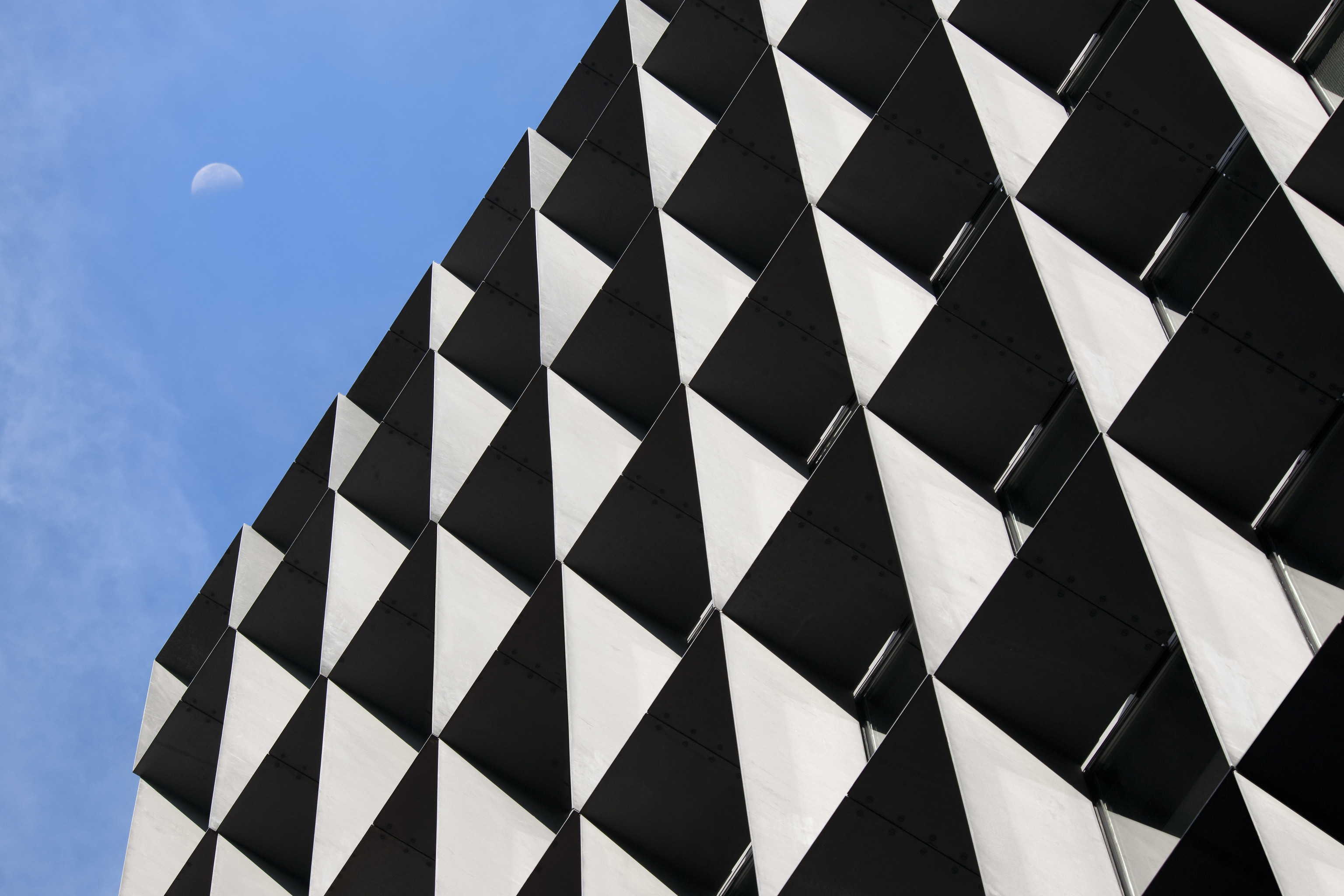 迫慶一郎 Keiichiro Sako SAKO建築設計工場 SAKO Architects 福岡 VECTORS in Fukuoka 辦公大樓 模組化鋼格柵以毫米精度排列，彷彿建築皮膚上的數學詩行。光影沿著每道斜面滑動，隨時間、方位與天候遞變，賦予建築日夜雙態的呼吸節奏與動態表情