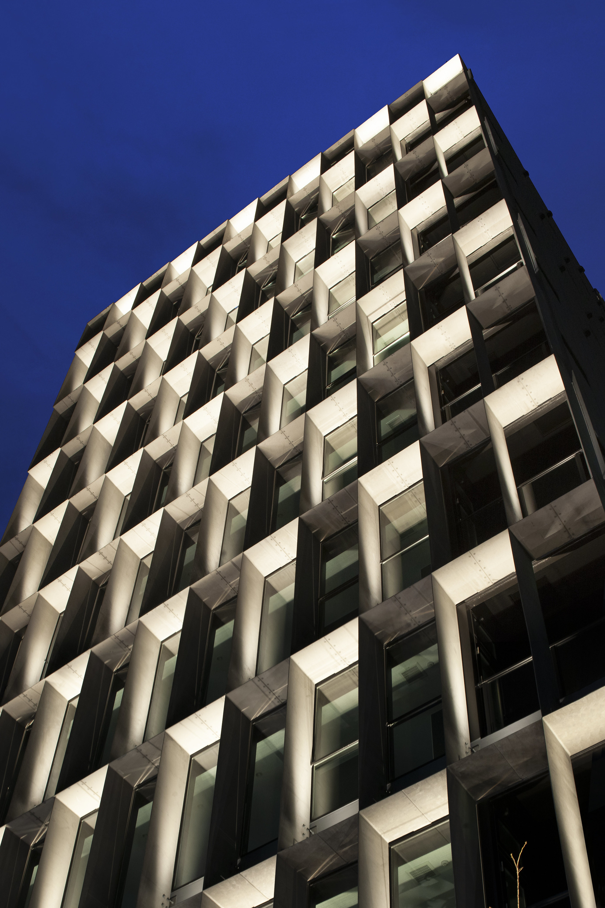 迫慶一郎 Keiichiro Sako SAKO建築設計工場 SAKO Architects 福岡 VECTORS in Fukuoka 辦公大樓 格柵狀的立面系統由一百二十個模組化單元構成，每一單元皆由厚度僅九毫米的鋼板打造