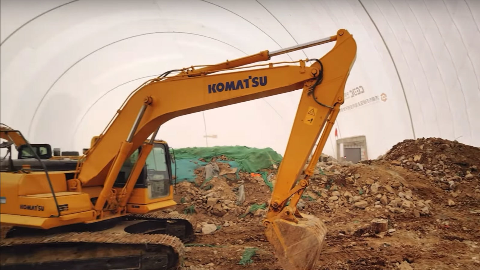 整個工地被籠罩在充氣結構裡