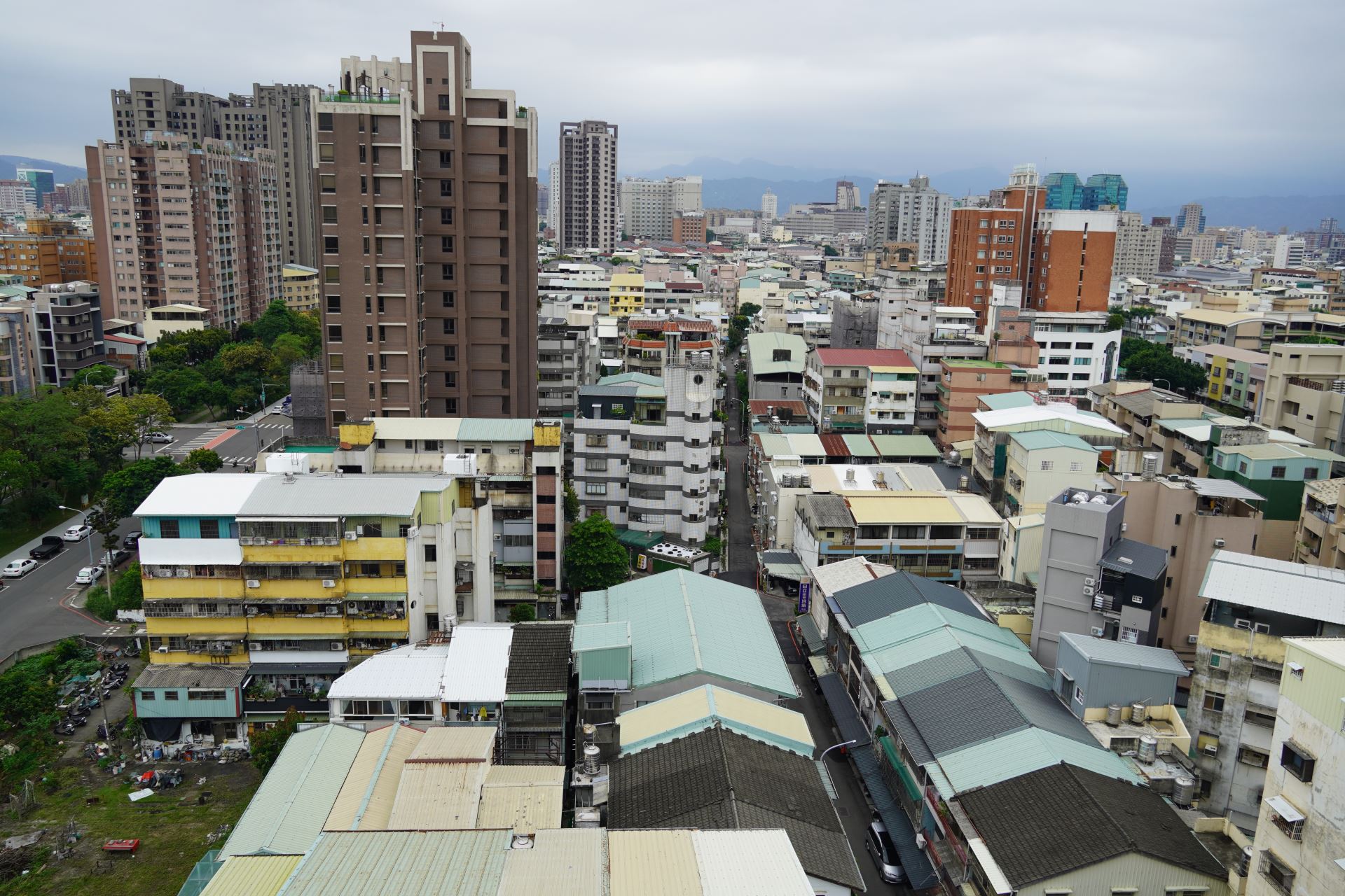 王澍對台北櫛比鱗次的頂樓加蓋，那些在官方定義下略顯雜亂的「違章」建築，抱持著高度的興趣。在建築專業者的眼中，這絕非單純的混亂，而是一種「都市自明性」（Urban Authenticity）的展現