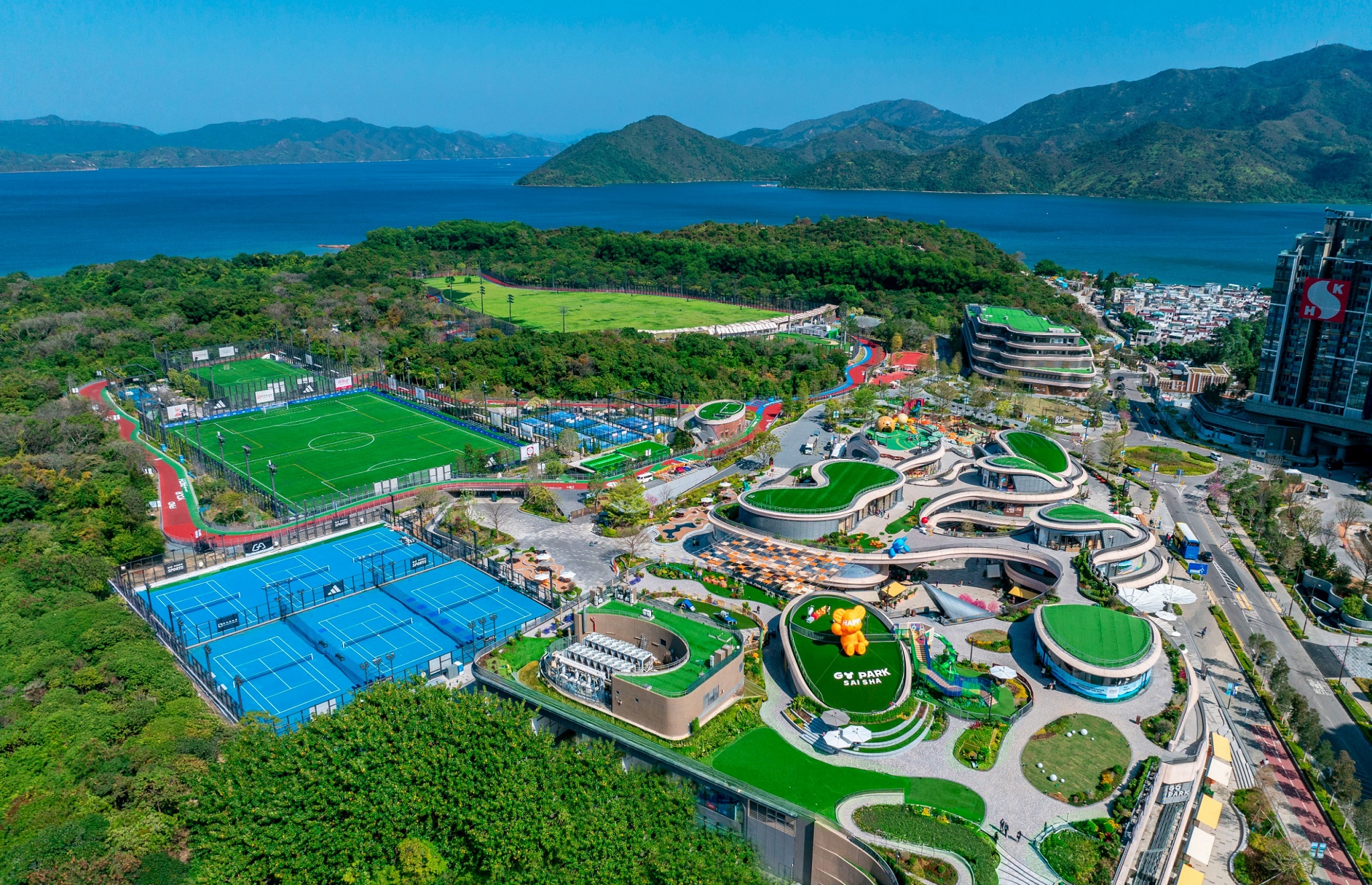 西沙GO PARK的戶外空間，堪稱一座琳瑯滿目的運動競技場，其設施之專業與多元，早已超越尋常公園的範疇。從配備有頂尖Trackman雷達科技的高爾夫球練習場、符合國際網球總會（ITF）標準的球場，到為棍網球、板網球等新興運動量身訂製的場地，在在都顯示出開發商的雄心壯志