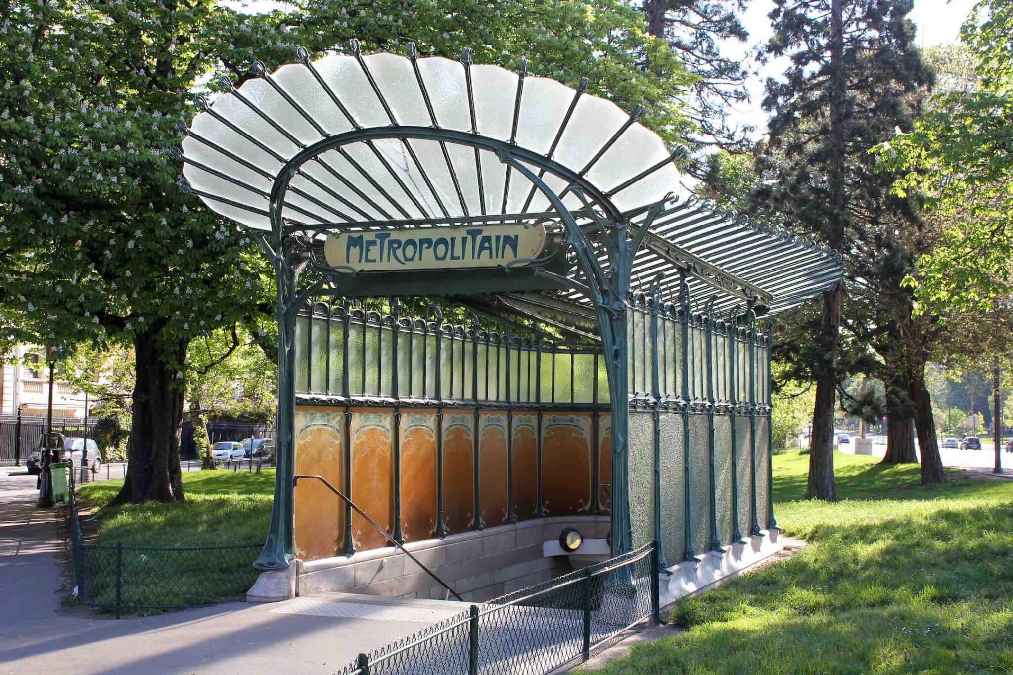 法國建築師 Hector Guimard 最為人熟知的作品是創造了綠色蜿蜒的鑄鐵入口，這也是巴黎地鐵的代名詞 (Bellomonte/Wikimedia Commons/CC0 1.0)