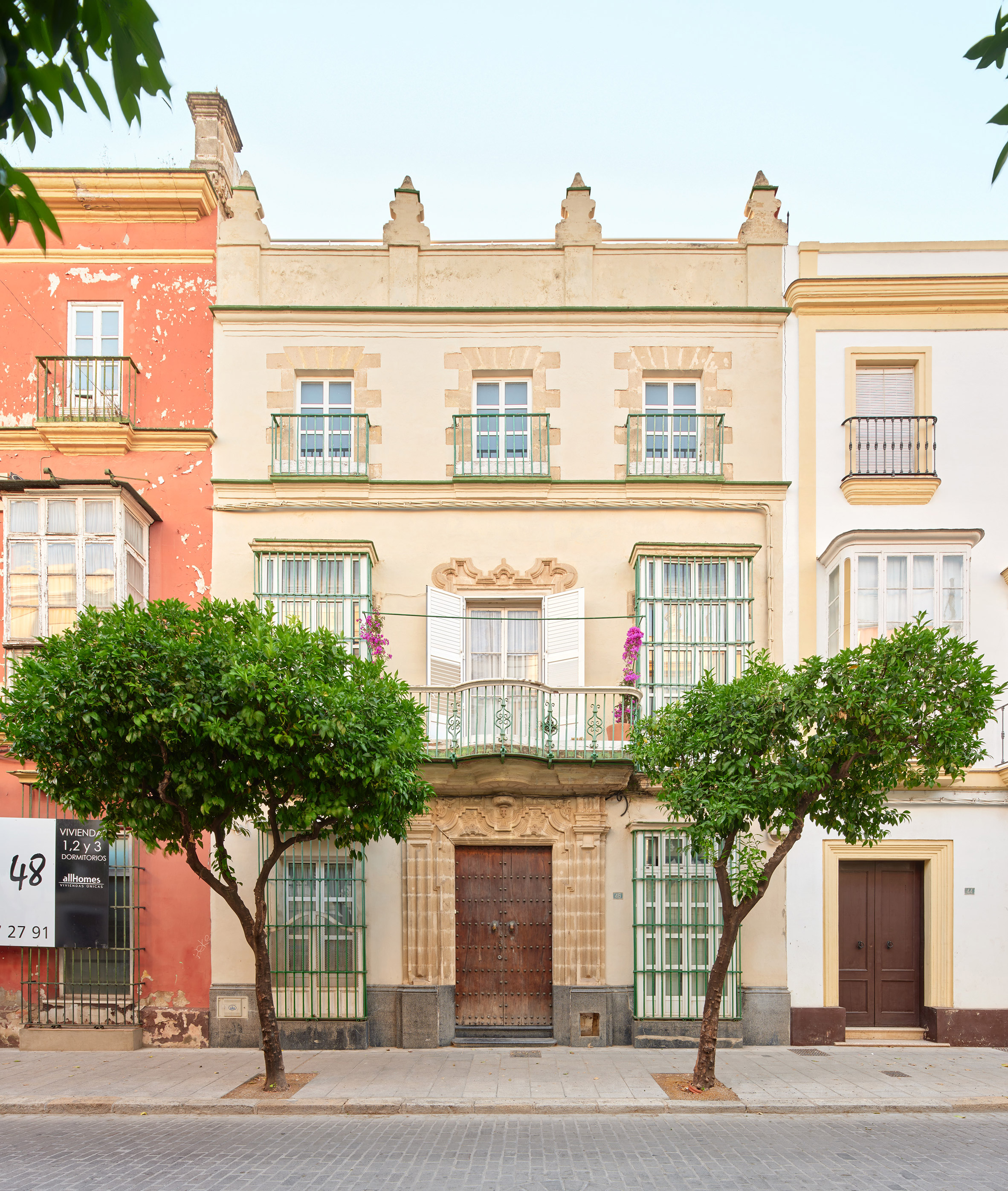 El Puerto de Santa María 住宅室內設計 Lucas y Hernández-Gil 西班牙 佇立於西班牙古城街巷，此棟三層樓高的米白宅邸展露莊重氣息。對稱的立面結構、細緻石雕門楣與鐵鑄陽台，皆是安達魯西亞地區經典建築語彙