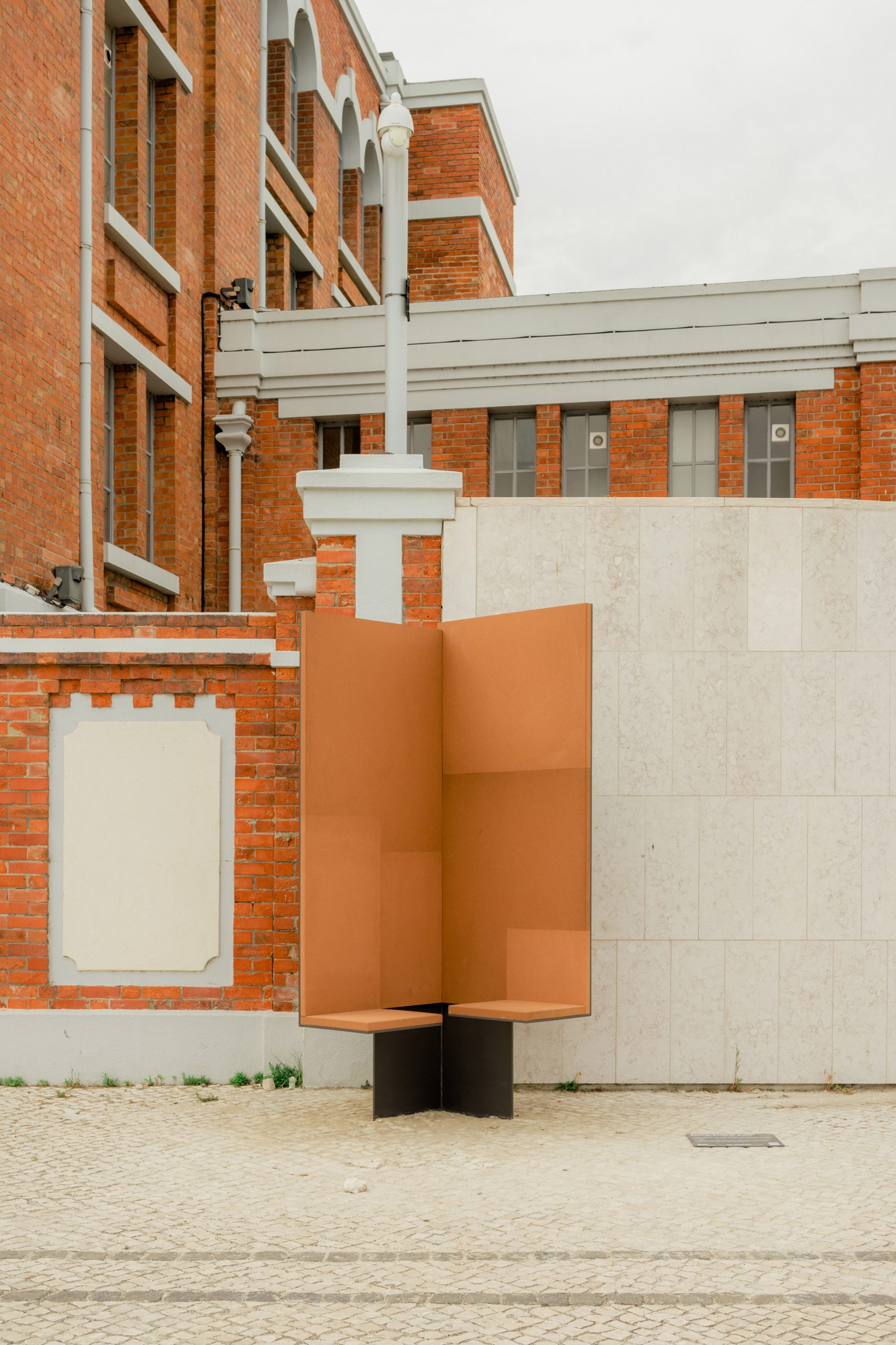 Eduardo Souto de Moura 在 MAAT 前設計了一把大椅子