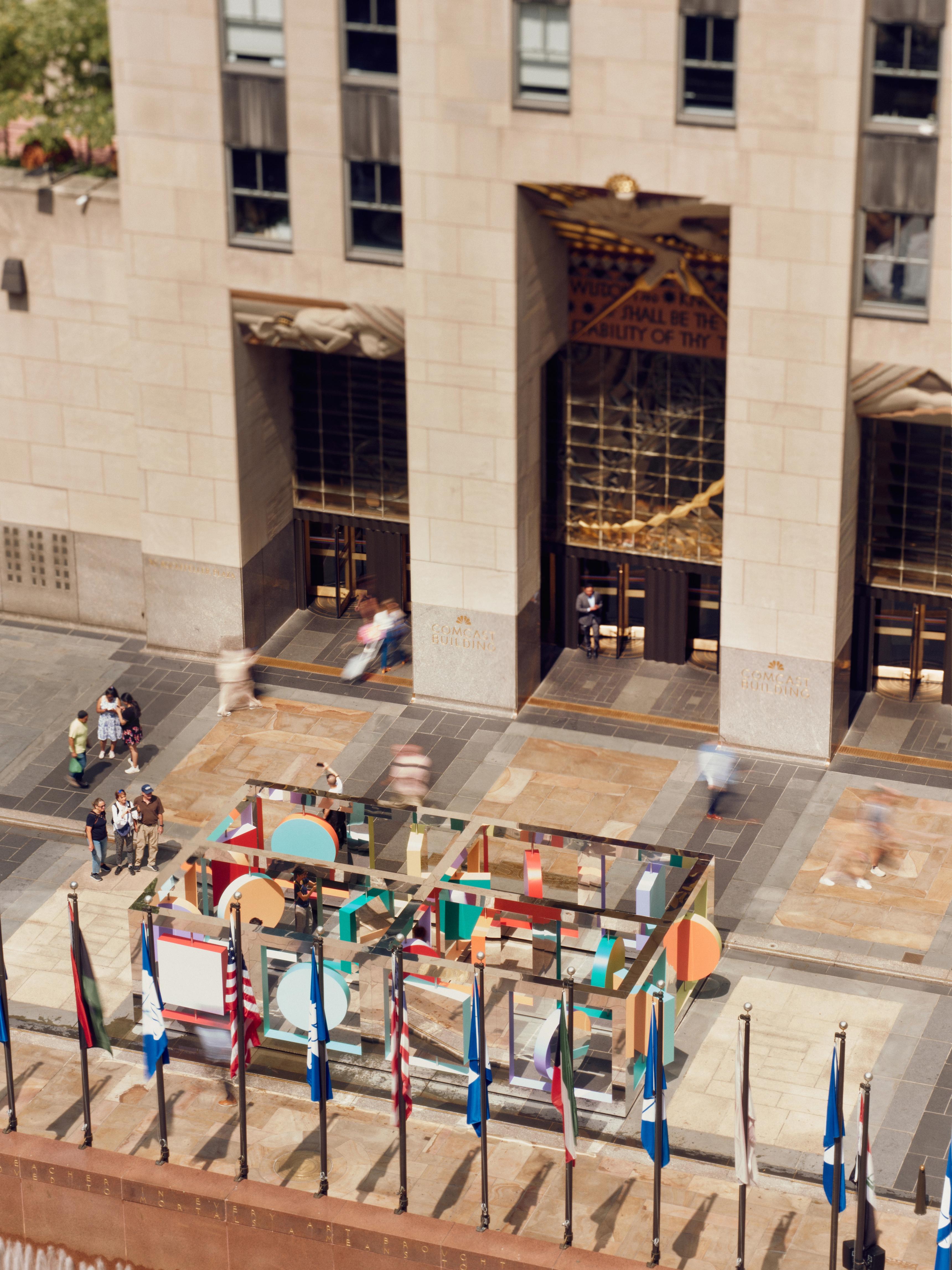 來自布魯克林的藝術家二人組 Wade and Leta (Wade Jeffree and Leta Sobierajski) 的互動式鏡面迷宮 Reflection Point 現正在洛克菲勒中心展出！ Reflection Point 是由鏡面牆壁組成的大型作品，鏡面牆壁創造出移動的路徑，讓空間感覺無窮無盡且不斷變化。迷宮中散布著大膽的圖案形狀，就像一扇扇門，邀請參觀者推開門，探索新的路線 - 這是拍照和玩樂探索的完美、充滿活力的場景！