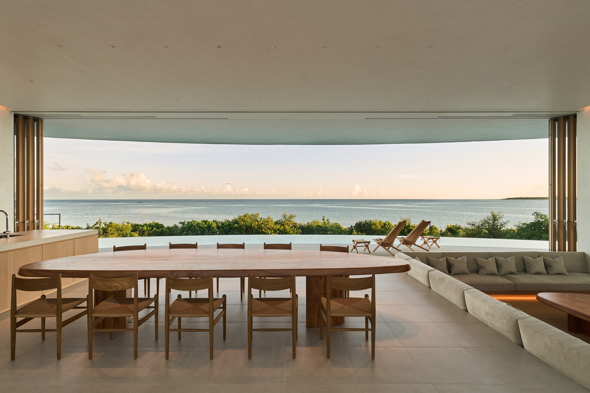 藤本壯介 Sou Fujimoto 大地 Earth 度假別墅 Not A Hotel  EARTH的建築配置，圍繞著一個共享的起居暨用餐空間展開，視野可直接穿透無邊際泳池，與遠方的湛藍海洋連成一線