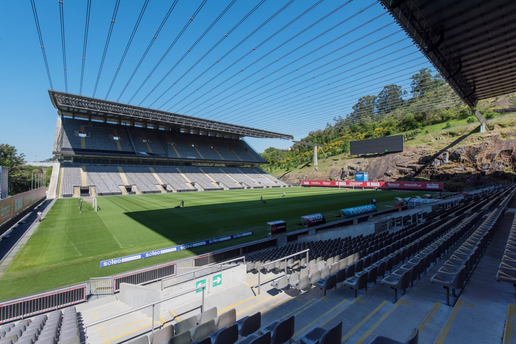 布拉加市政球場（Estádio Municipal de Braga）的天篷式屋頂由鋼索連接。照片由 Shun Kambe 拍攝，日本美術協会提供