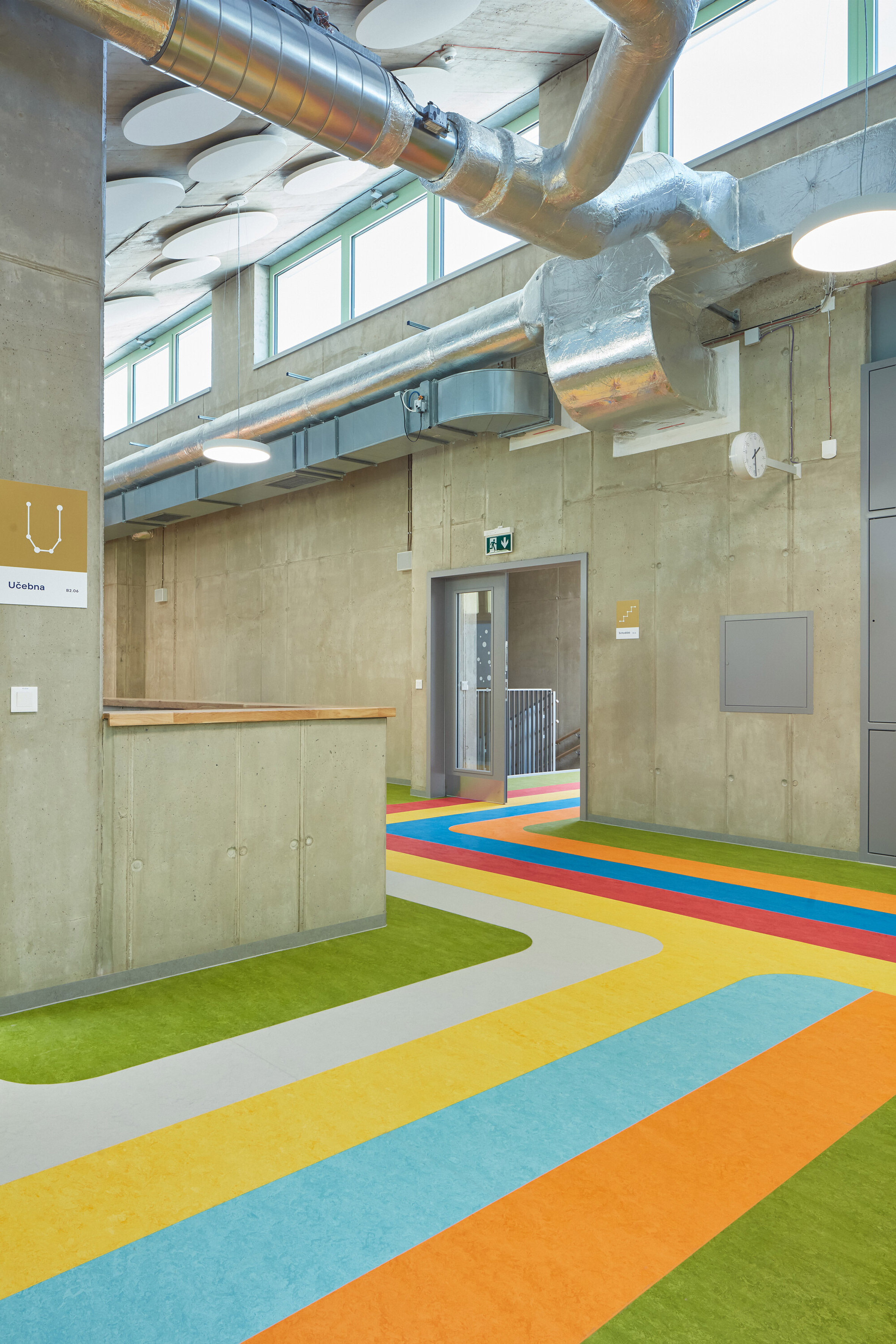 捷克建築師 Atelier 6 Pavla Gregorová Šípová Frič Brothers Elementary School 小學 建築設計 色彩繽紛的路徑指示蜿蜒穿梭於走廊和樓梯間