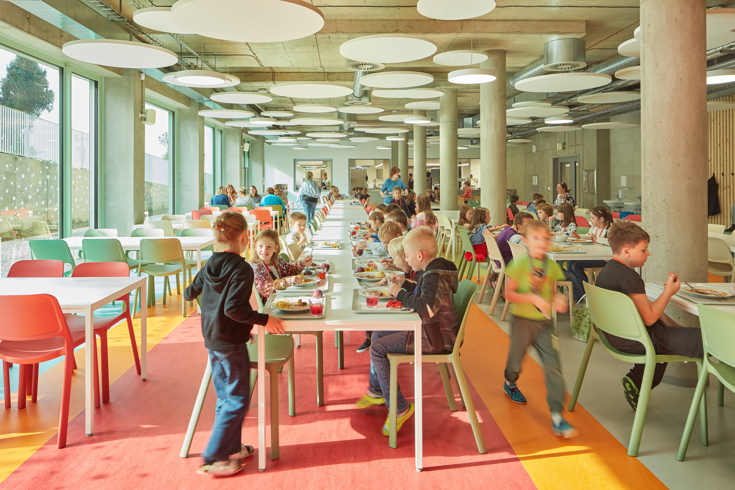 捷克建築師 Atelier 6 Pavla Gregorová Šípová Frič Brothers Elementary School 小學 建築設計 在學生餐廳這類需要促進互動的社交場域，地面上出現了漫畫風格的對話泡泡圖案