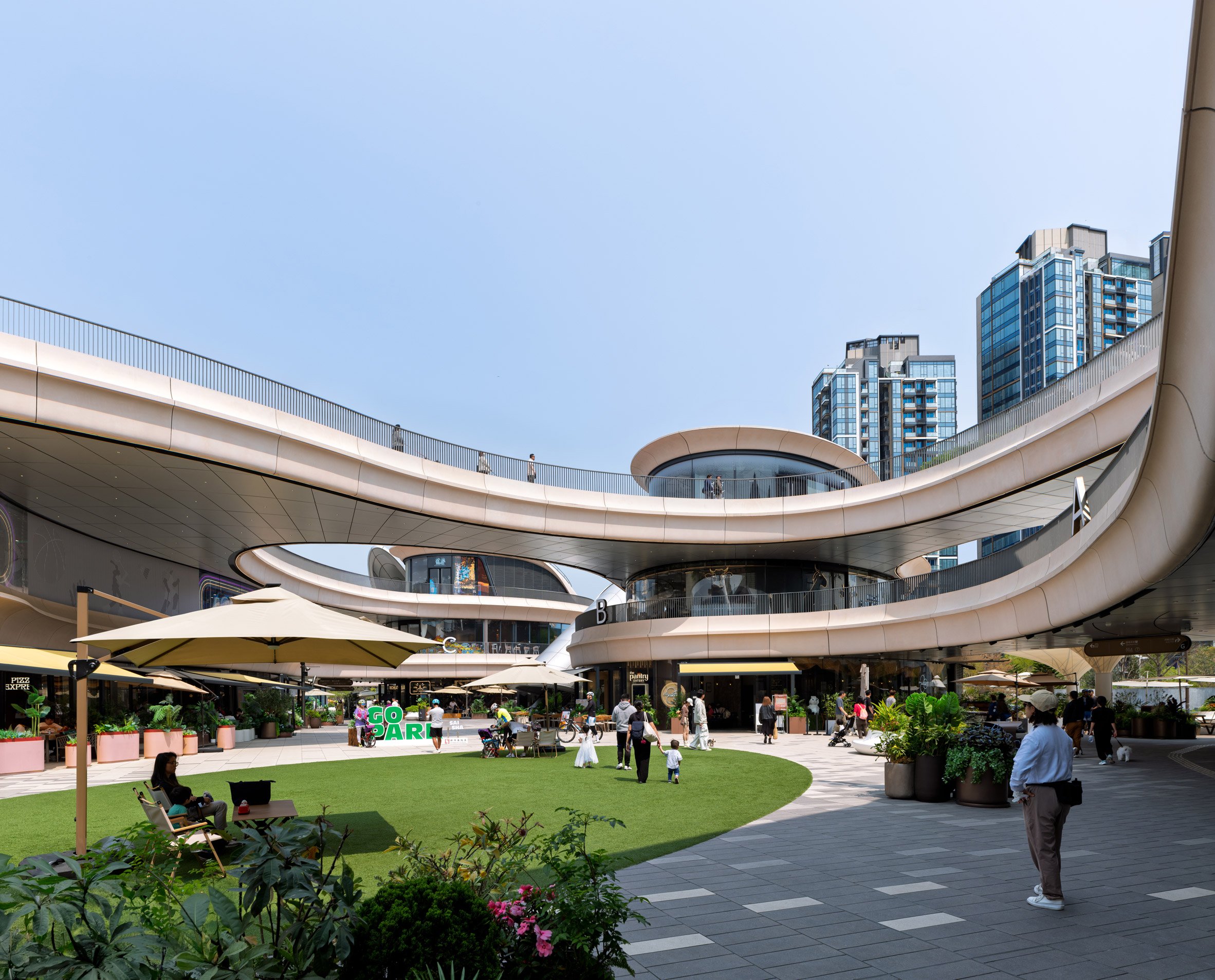 Zaha Hadid Architects Paulo Flores 景觀紋理」與「高架村莊」兩大主軸，前者將周遭的自然元素牽引至建築核心，後者則運用一套盤旋而上的坡道系統，串連起不同層次的商業、運動與娛樂空間