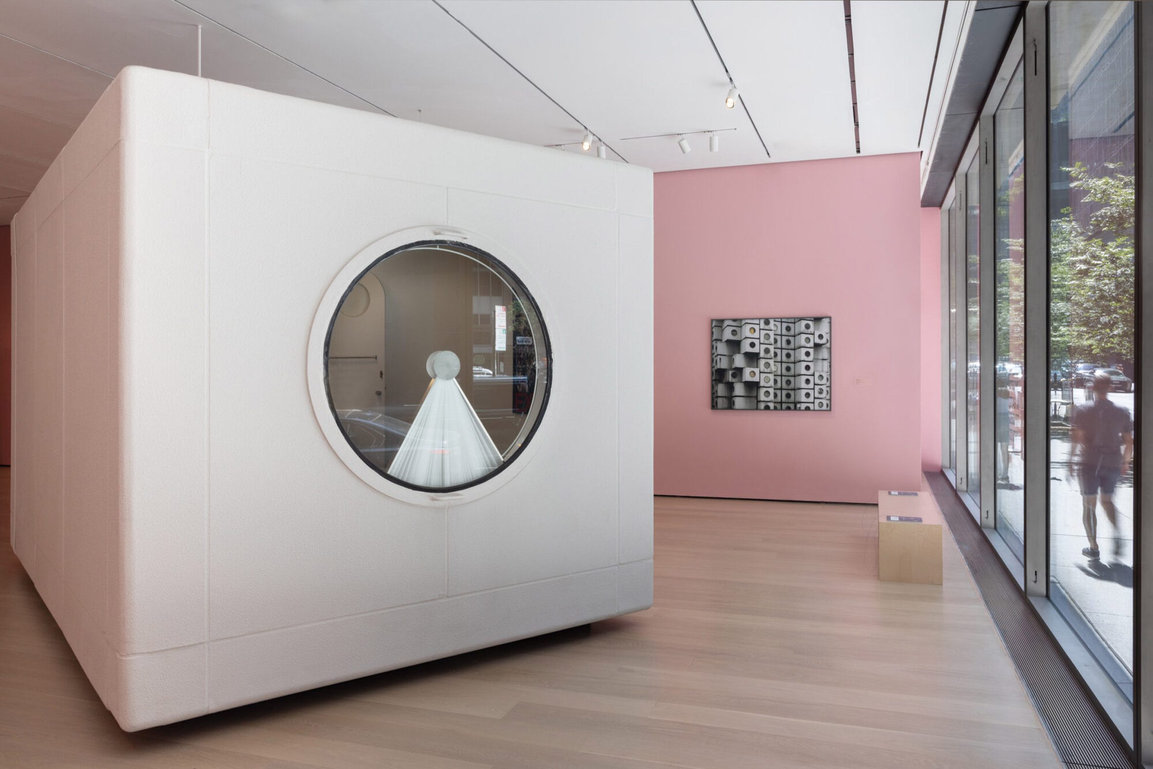 2022年遭到拆解的日本中銀膠囊大樓（Nakagin Capsule Tower），由紐約現代藝術博物館（MoMA）重現歷史風貌，展出經黑川紀章建築都市設計事務所在東京全程修復的「A1305」膠囊單元