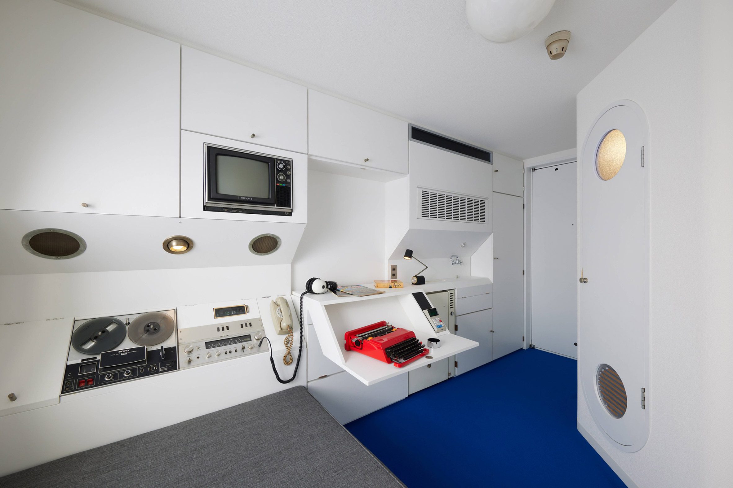 膠囊室內設計從音響系統到電話並配有家電和家具，在工廠預先組裝，然後用起重機吊起內部並固定在混凝土造的核心結構上