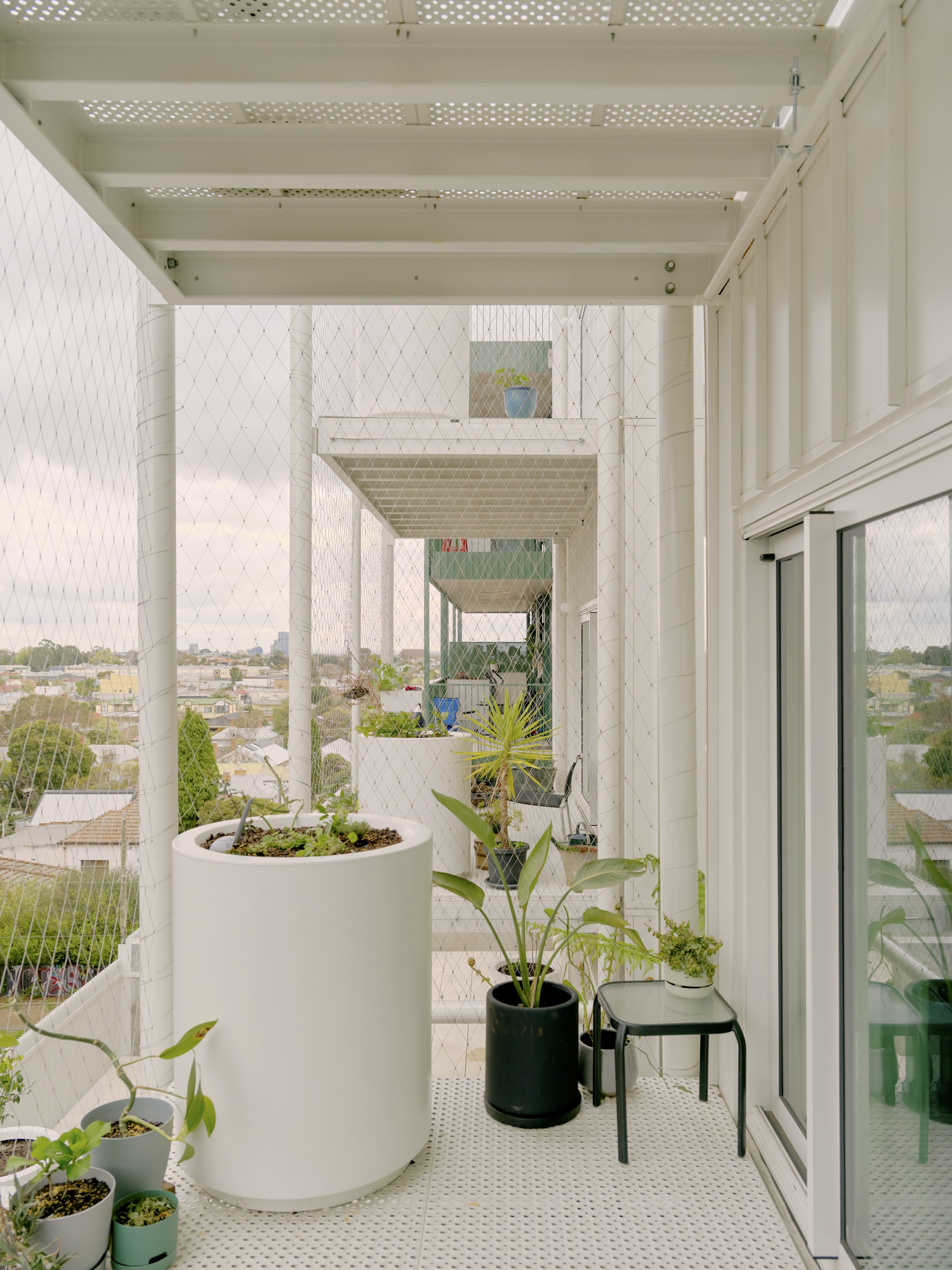 Austin Maynard Architects 澳洲集合住宅 Brunswick ParkLife 隱形鐵窗 陽台 沖孔金屬地板