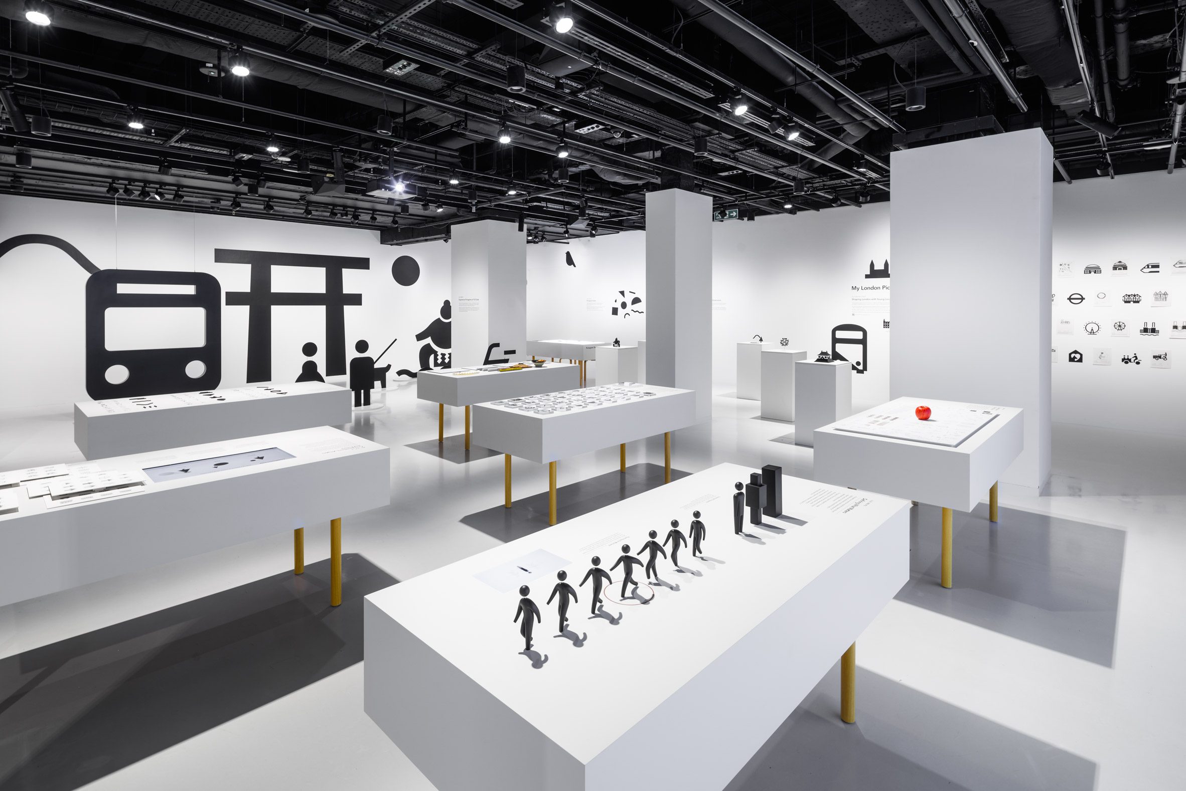 倫敦日本文化中心現正舉行的「圖像符號：經典日本設計」特展，由日本設計中心的藝術總監大黒大悟擔任策展人，深入探討此一視覺語言的奧祕