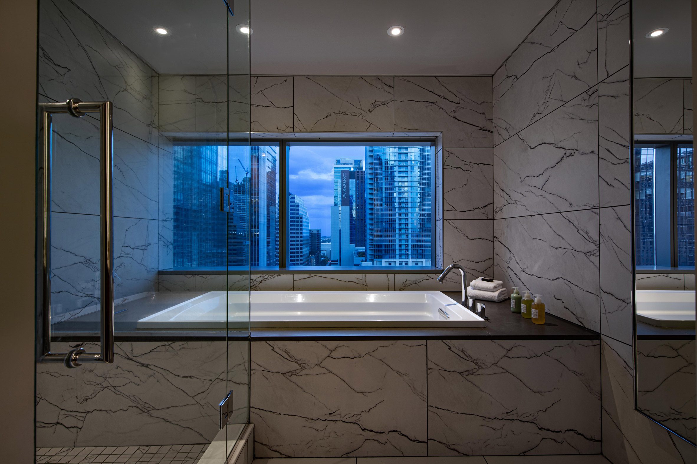 Blur Workshop 德州奧斯汀W飯店 W Austin 室內設計 客房衛浴、浴缸