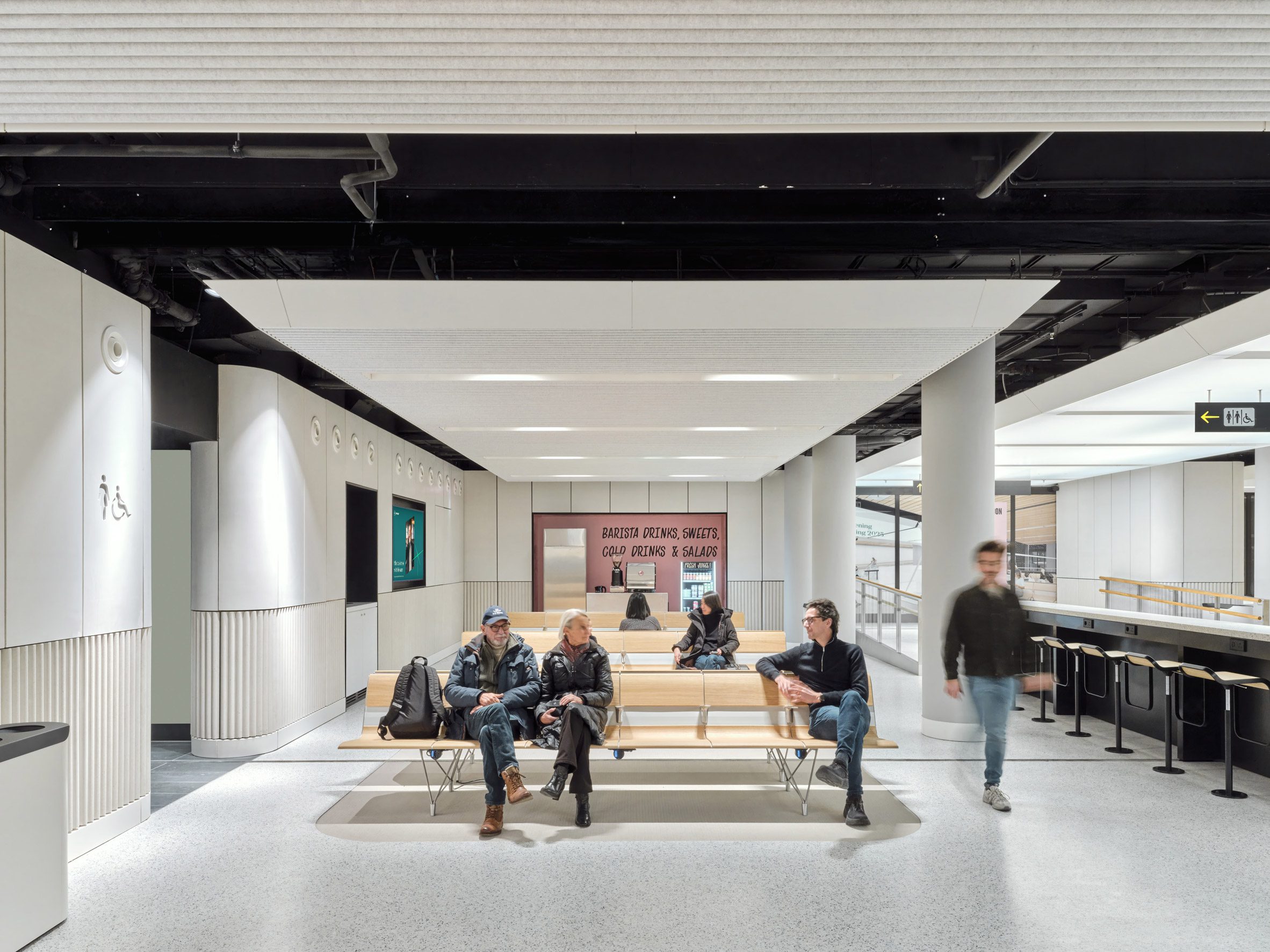 Superimpose Architecture 歐洲之星 Eurostar 候車室 阿姆斯特丹中央車站 Amsterdam Centraal 候車區設置由Sellex提供的層疊木質長椅，搭配水磨石地坪與吸音天花，塑造清爽安靜的中繼空間，回應高速鐵道節奏