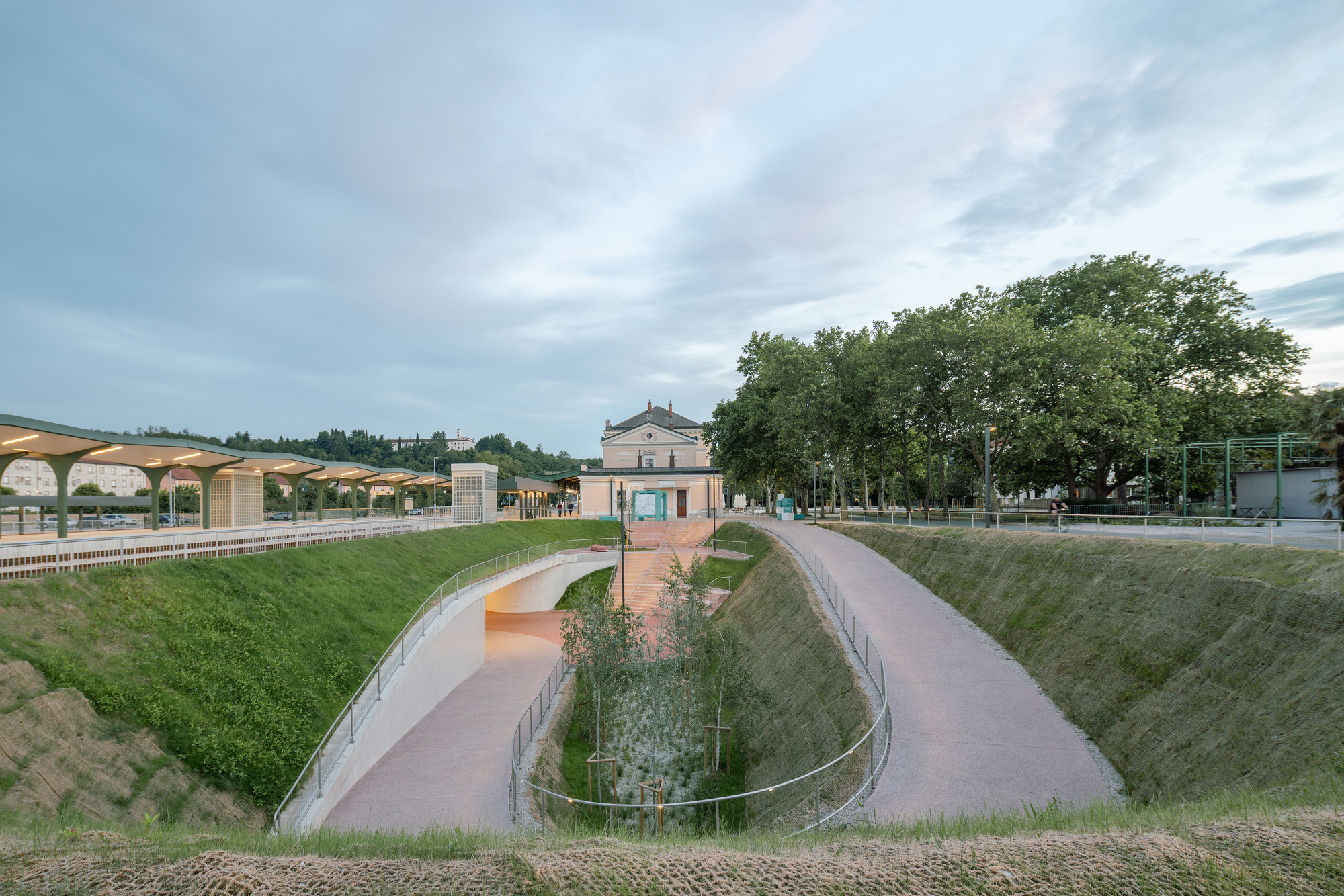 斯洛維尼亞諾瓦戈里察與義大利戈里齊亞邊境，特蘭薩爾皮納車站外觀與歷史建築立面 English: Exterior view of Transalpina Railway Station on the border between Nova Gorica, Slovenia, and Gorizia Italy