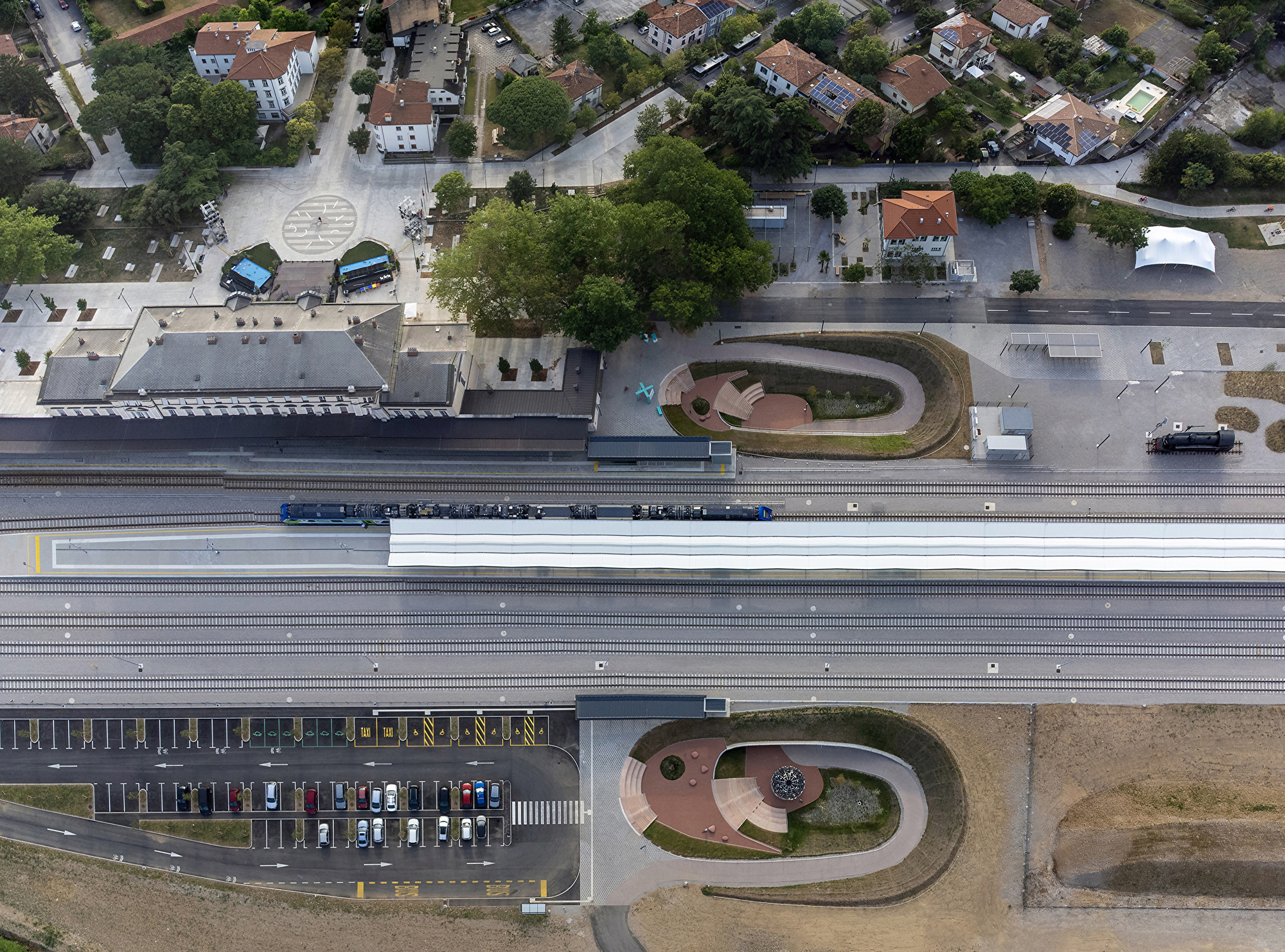 斯洛維尼亞諾瓦戈里察與義大利戈里齊亞邊境的特蘭薩爾皮納車站與弗爾塔恰地底廊道改造，SADAR + VUGA設計的跨境城市公共空間與景觀建築
 Transalpina Railway Station and Vrtača Underpass redevelopment on the border of Nova Gorica, Slovenia, and Gorizia, Italy, cross-border urban public space and landscape architecture