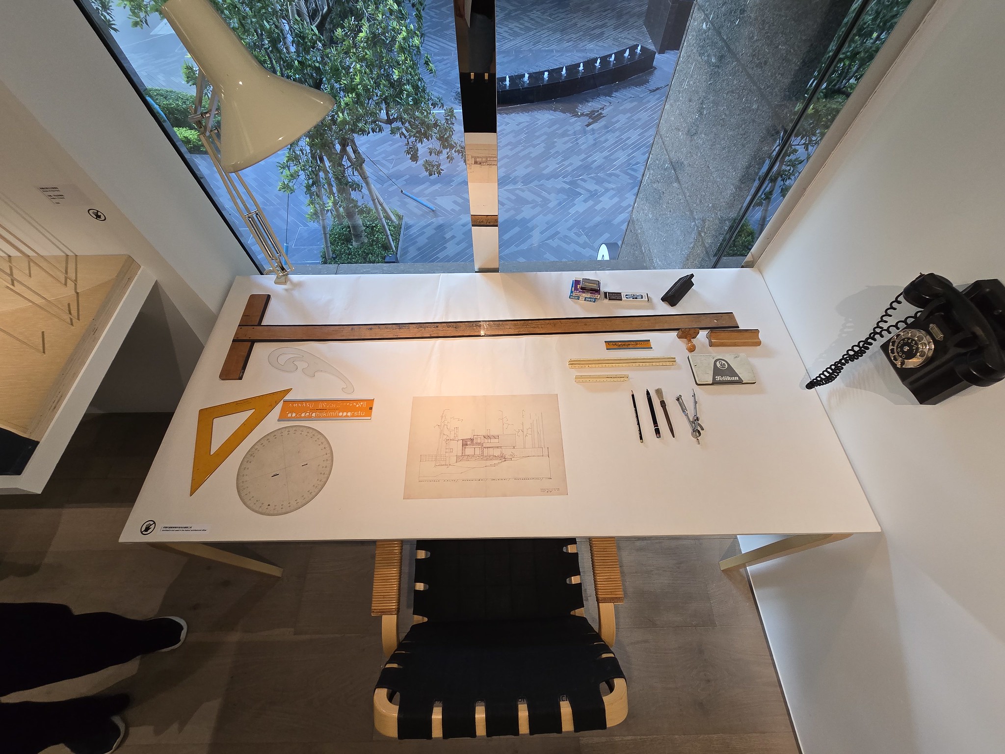 模擬阿爾瓦．阿爾托（Alvar Aalto）的工作桌，但我們都相信，建築師工作的地方不可能這麼乾淨整潔