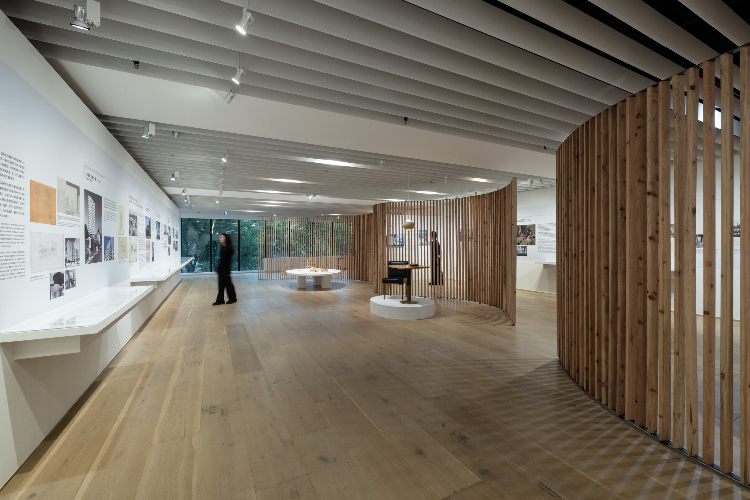 展場空間由十分建築╱王喆建築師事務所擔綱設計，運用曲線、原木材質，呼應 Alvar Aalto的設計語彙 ©忠泰美術館